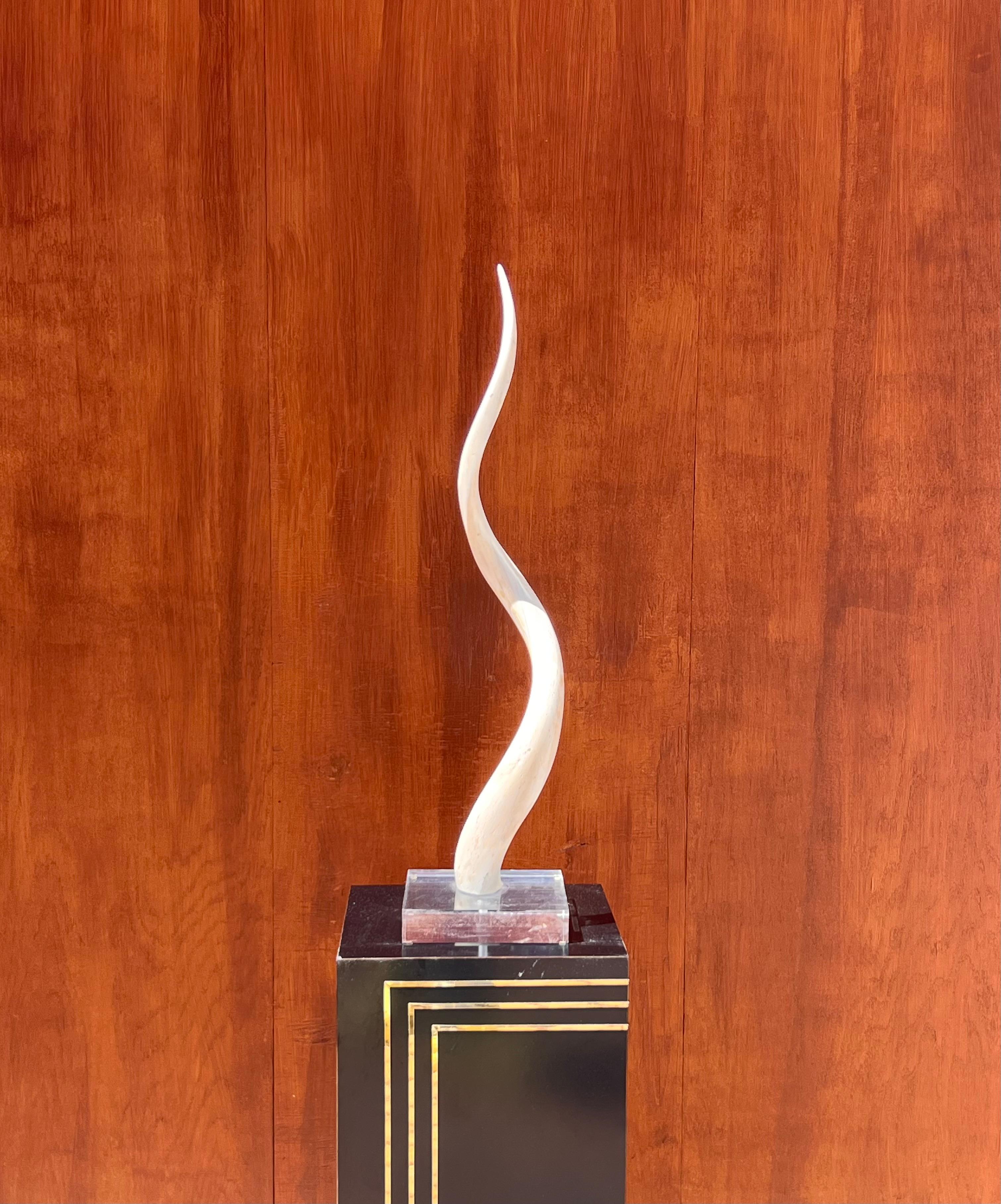 Escultura de colmillo de época sobre zócalo de lucita, siglo XX. en venta 5