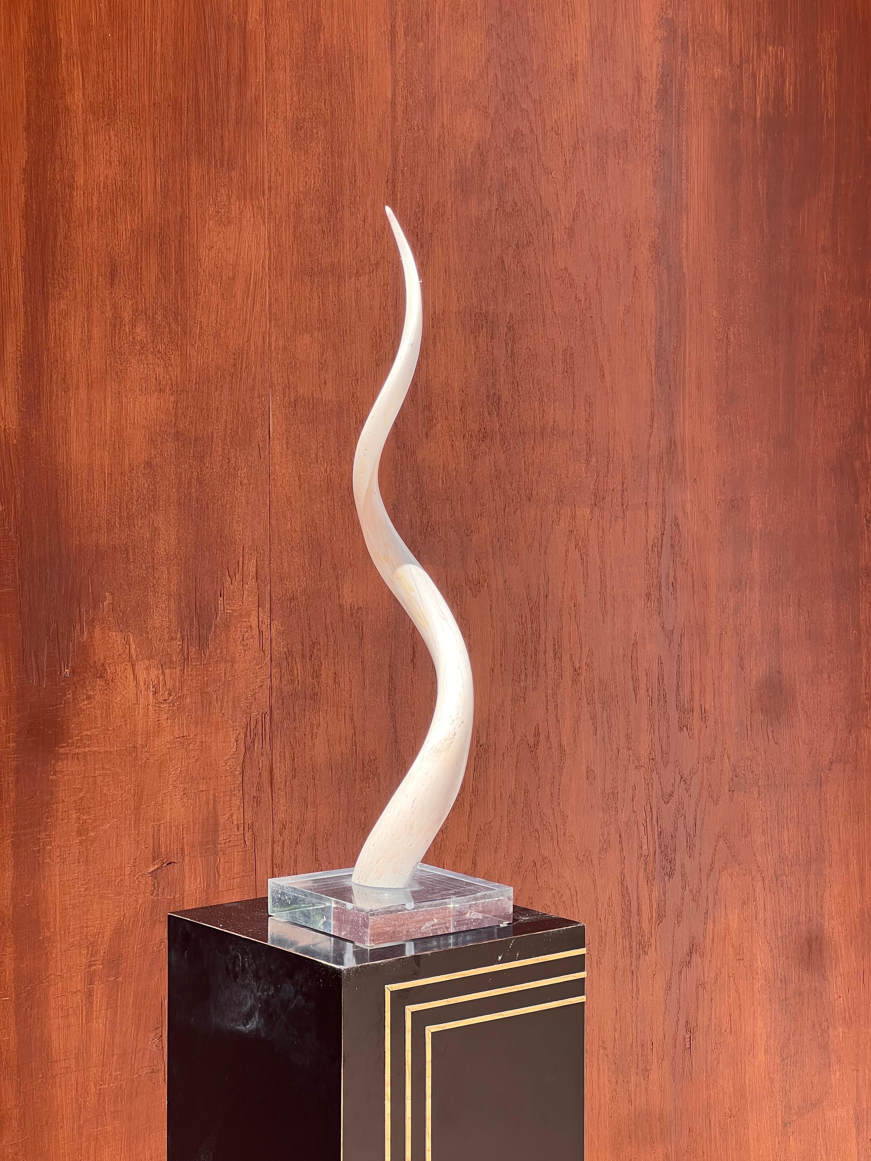 Escultura de colmillo de época sobre zócalo de lucita, siglo XX. Posmoderno en venta