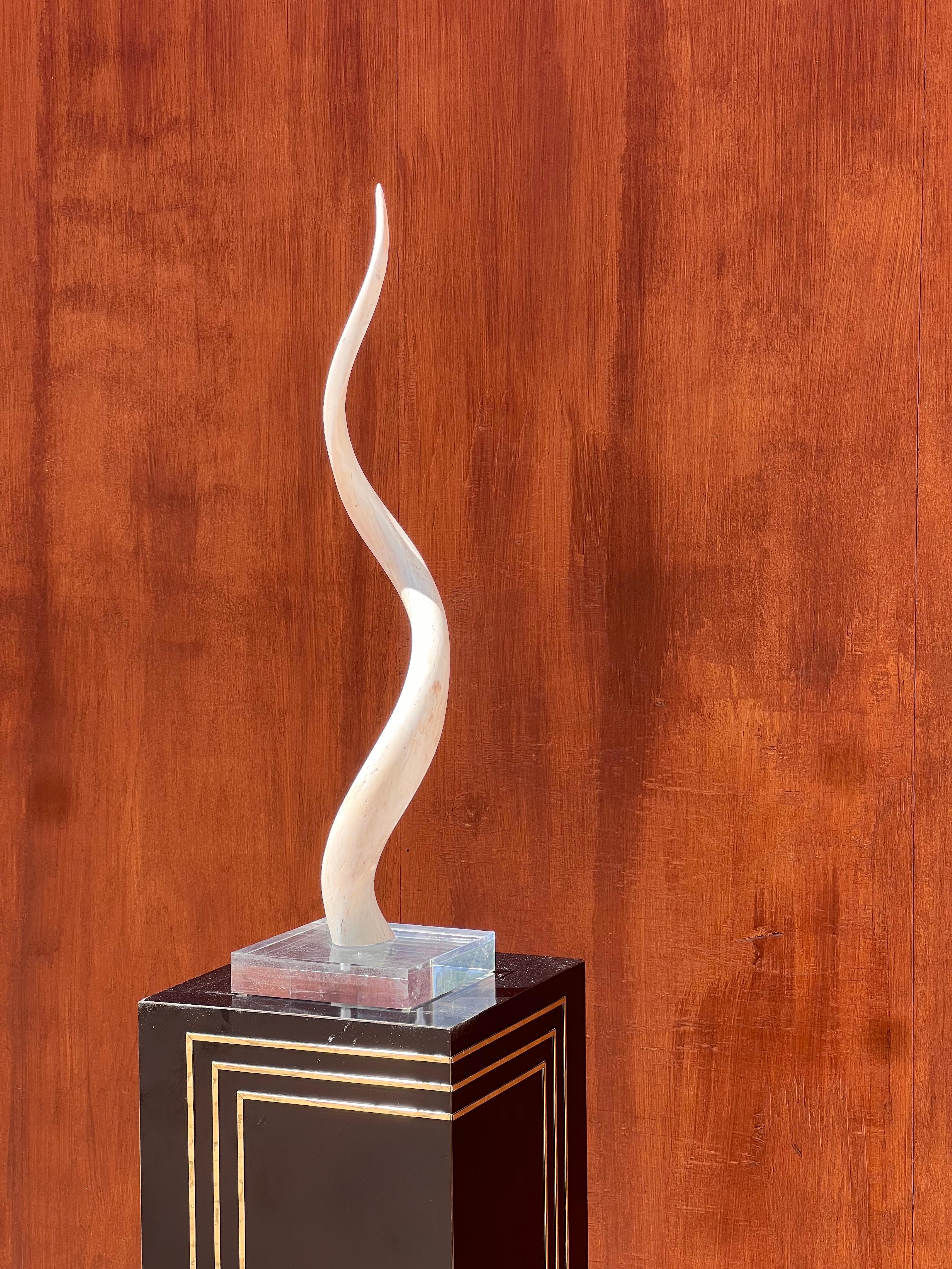 Escultura de colmillo de época sobre zócalo de lucita, siglo XX. Desconocido en venta