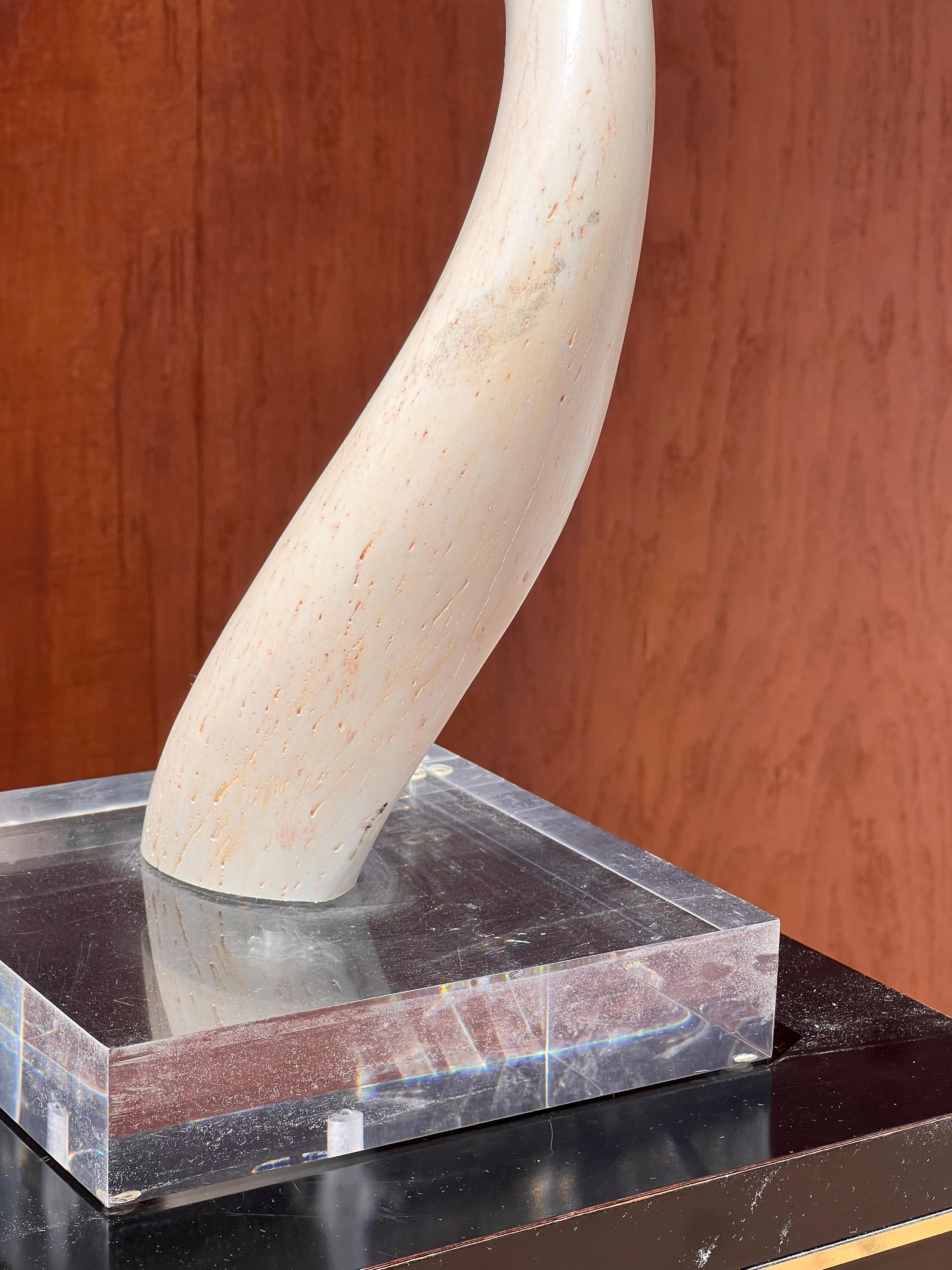 Escultura de colmillo de época sobre zócalo de lucita, siglo XX. Hecho a mano en venta
