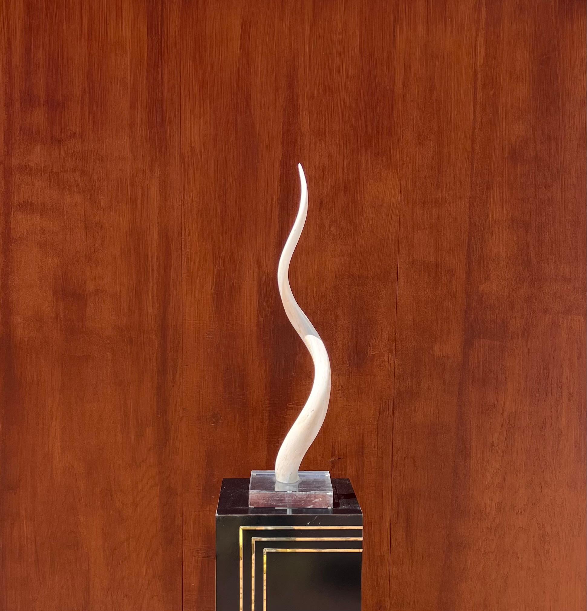 Escultura de colmillo de época sobre zócalo de lucita, siglo XX. finales del siglo XX en venta