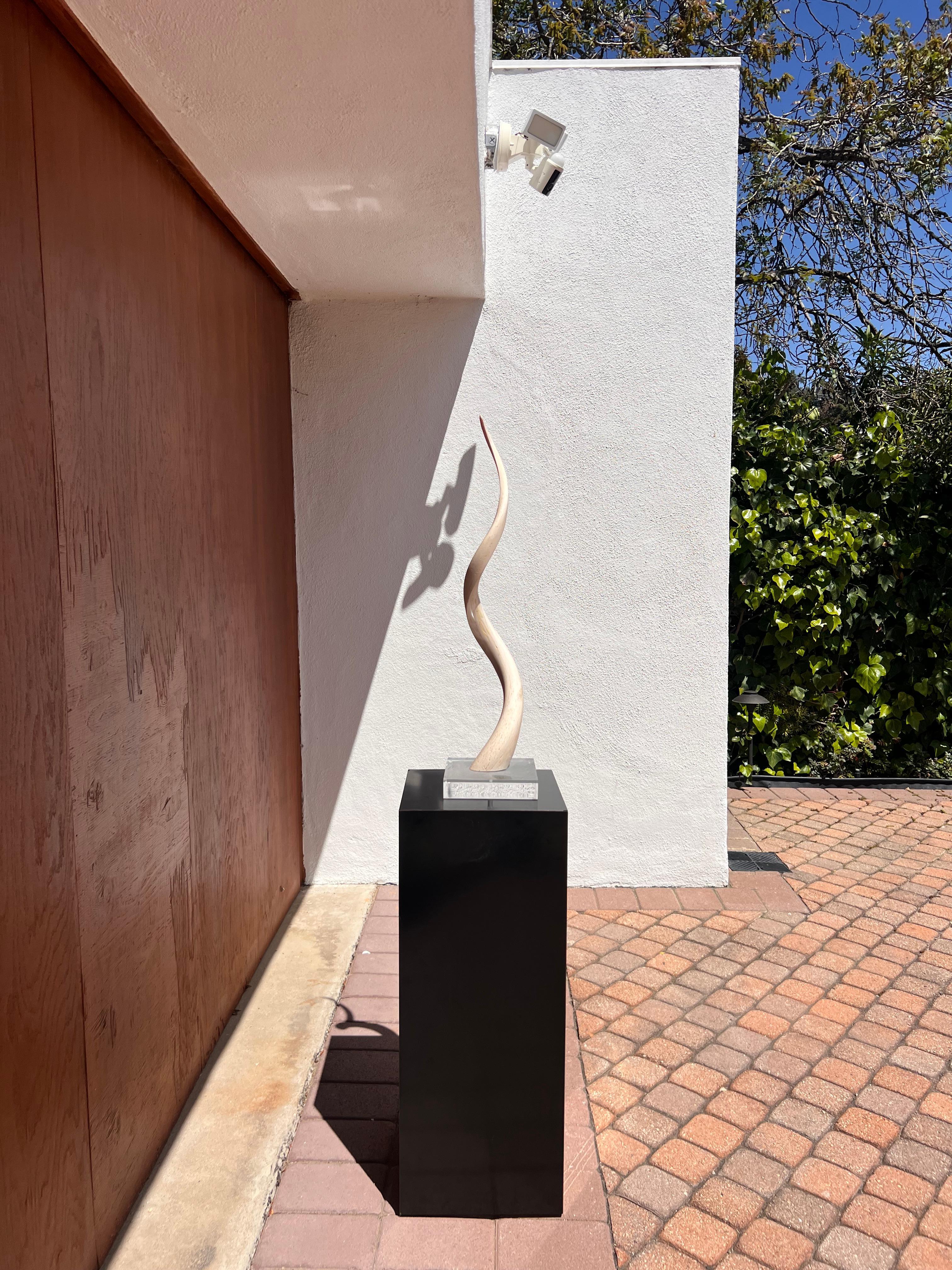 Escultura de colmillo de época sobre zócalo de lucita, siglo XX. Resina en venta