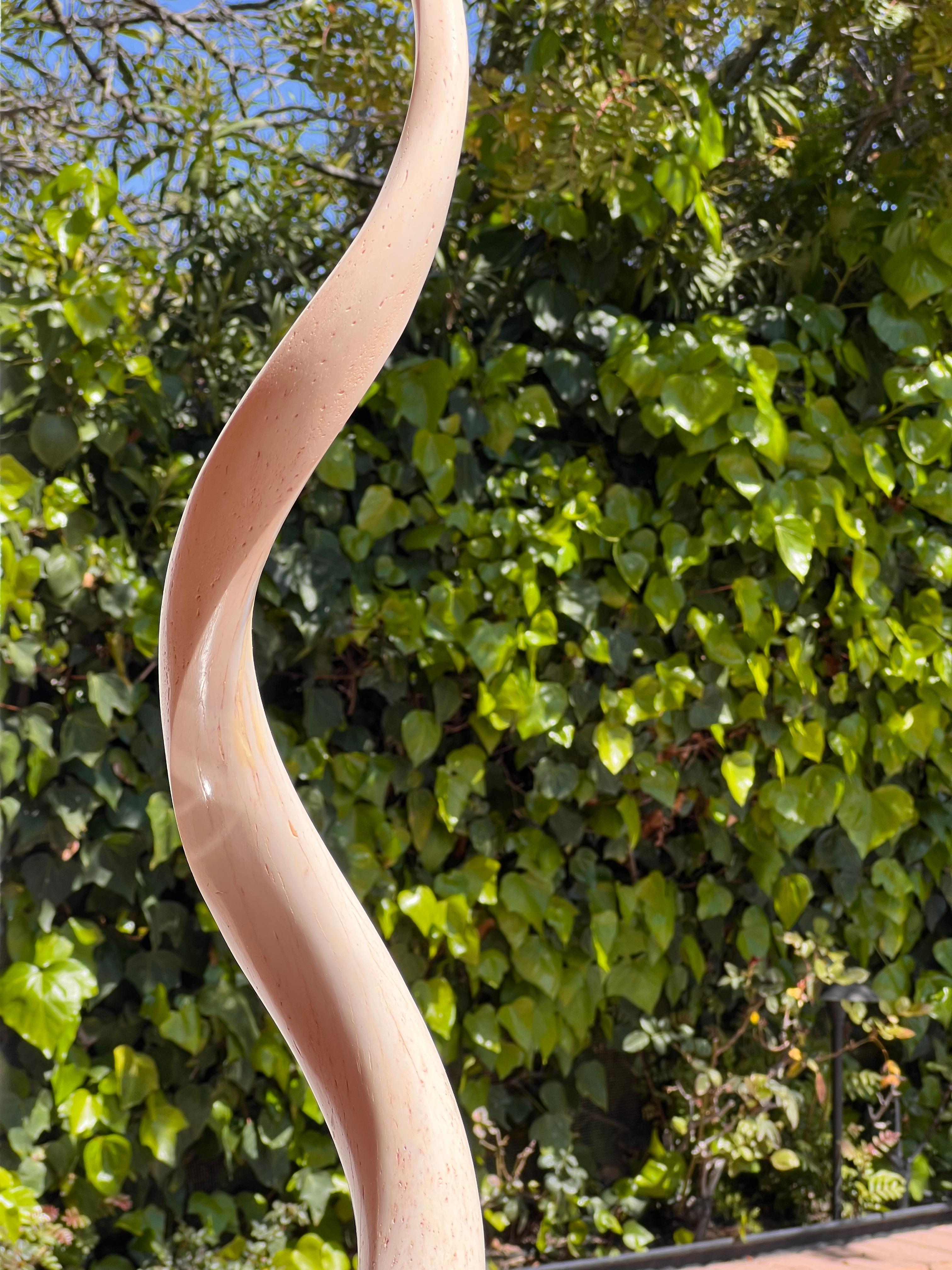 Escultura de colmillo de época sobre zócalo de lucita, siglo XX. en venta 1