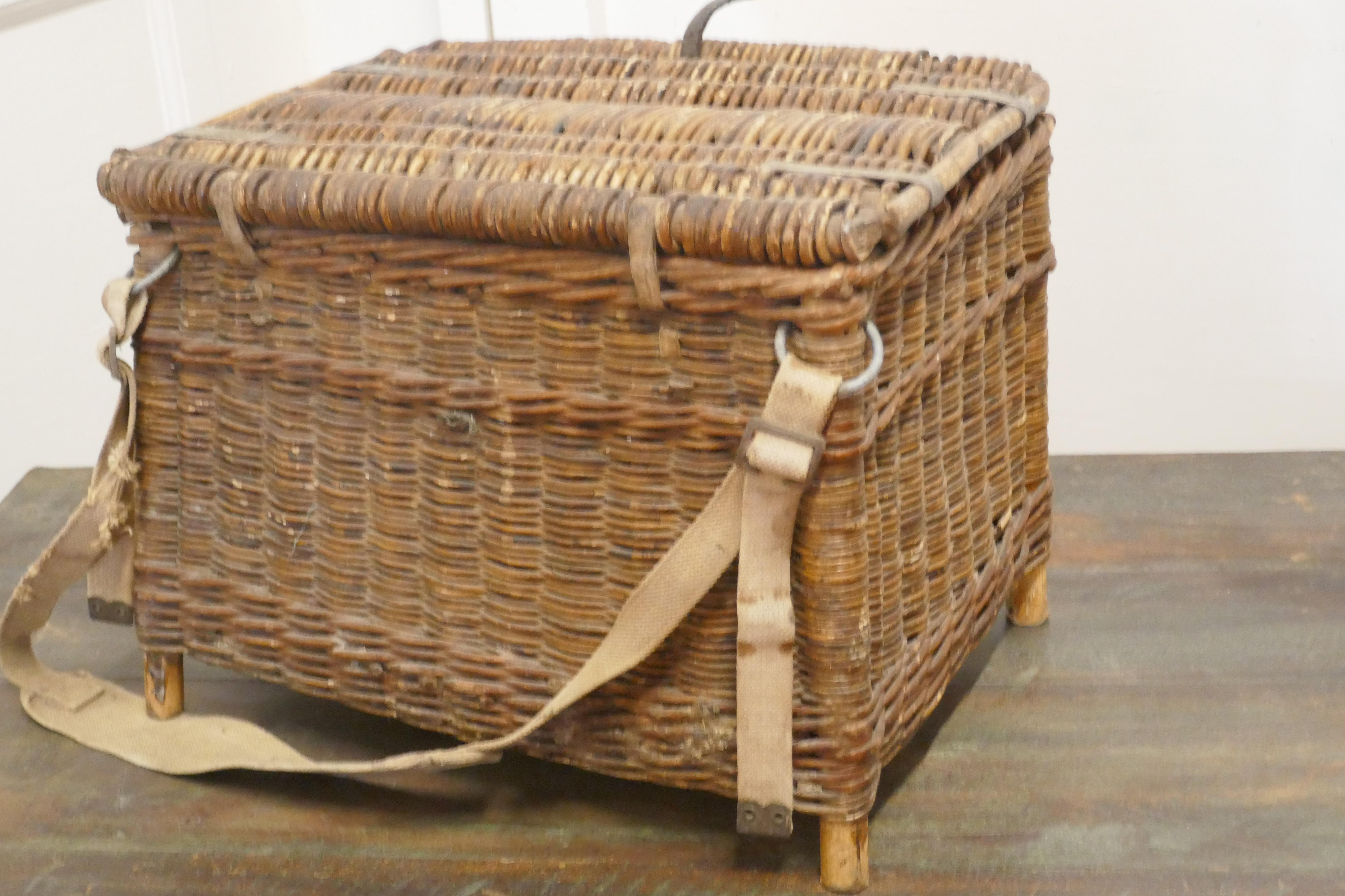 Vintage Victorian Wicker Fishing Creel In Good Condition For Sale In Chillerton, Isle of Wight