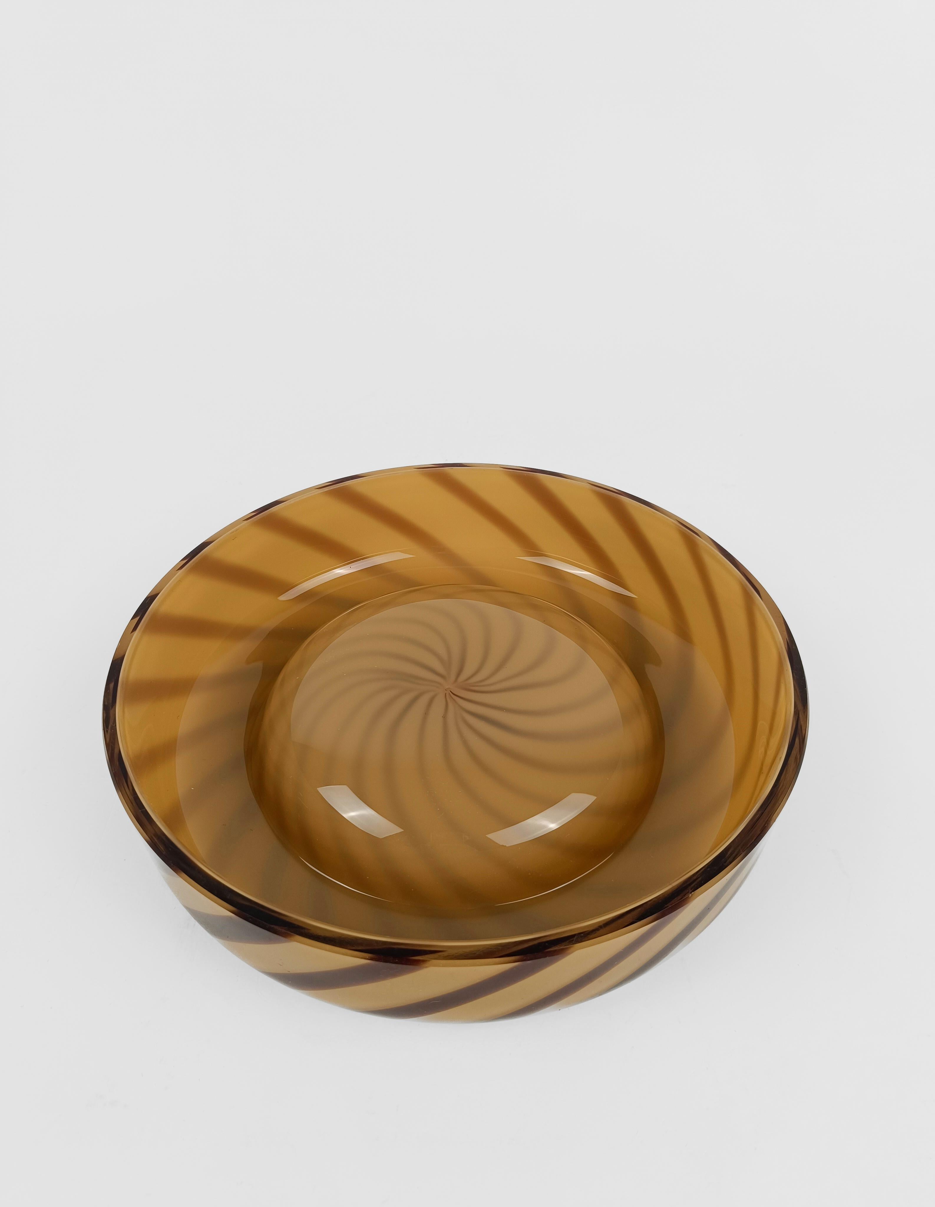 A Vintage Vide-Poche / Decorative Bowl in Cream and Burgundy Murano Glass 1970s  For Sale 2