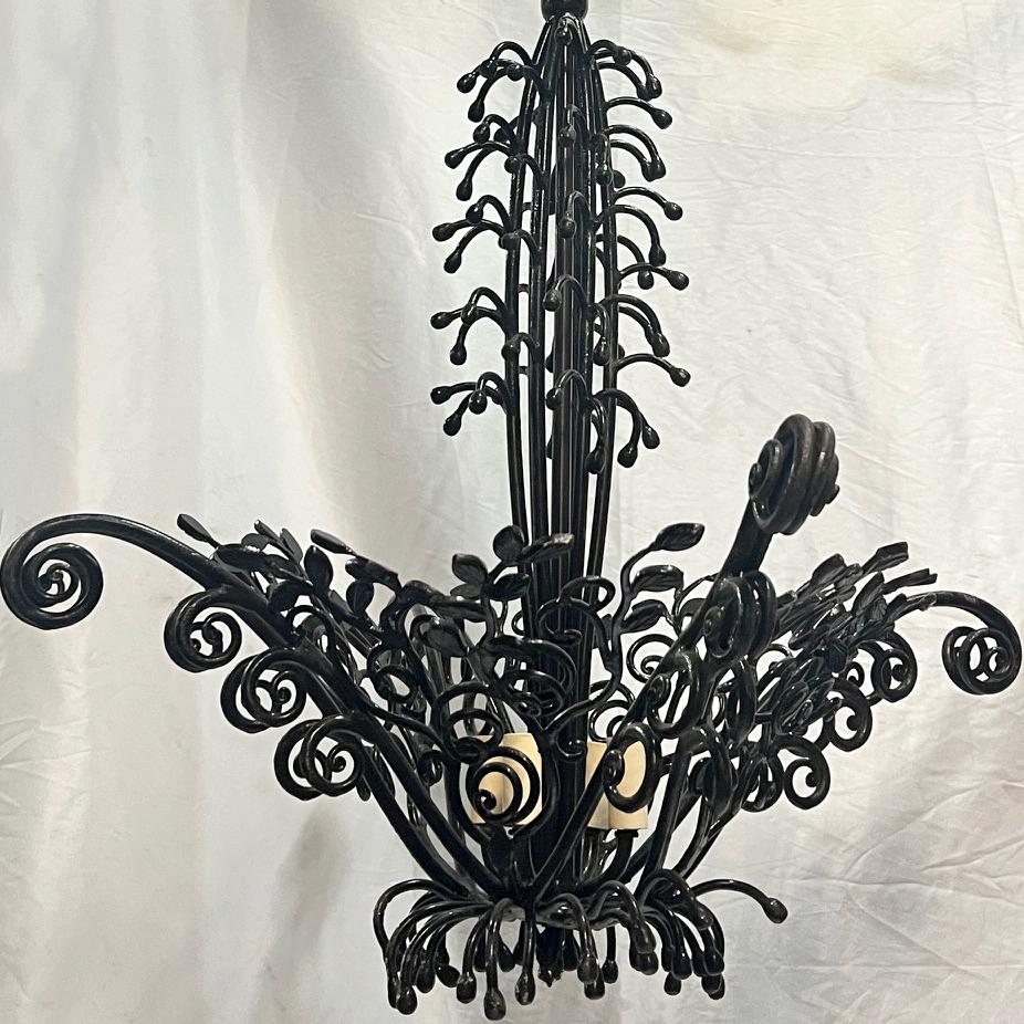 Una araña vintage de hierro forjado con motivos de follaje en Bueno estado para la venta en New York, NY