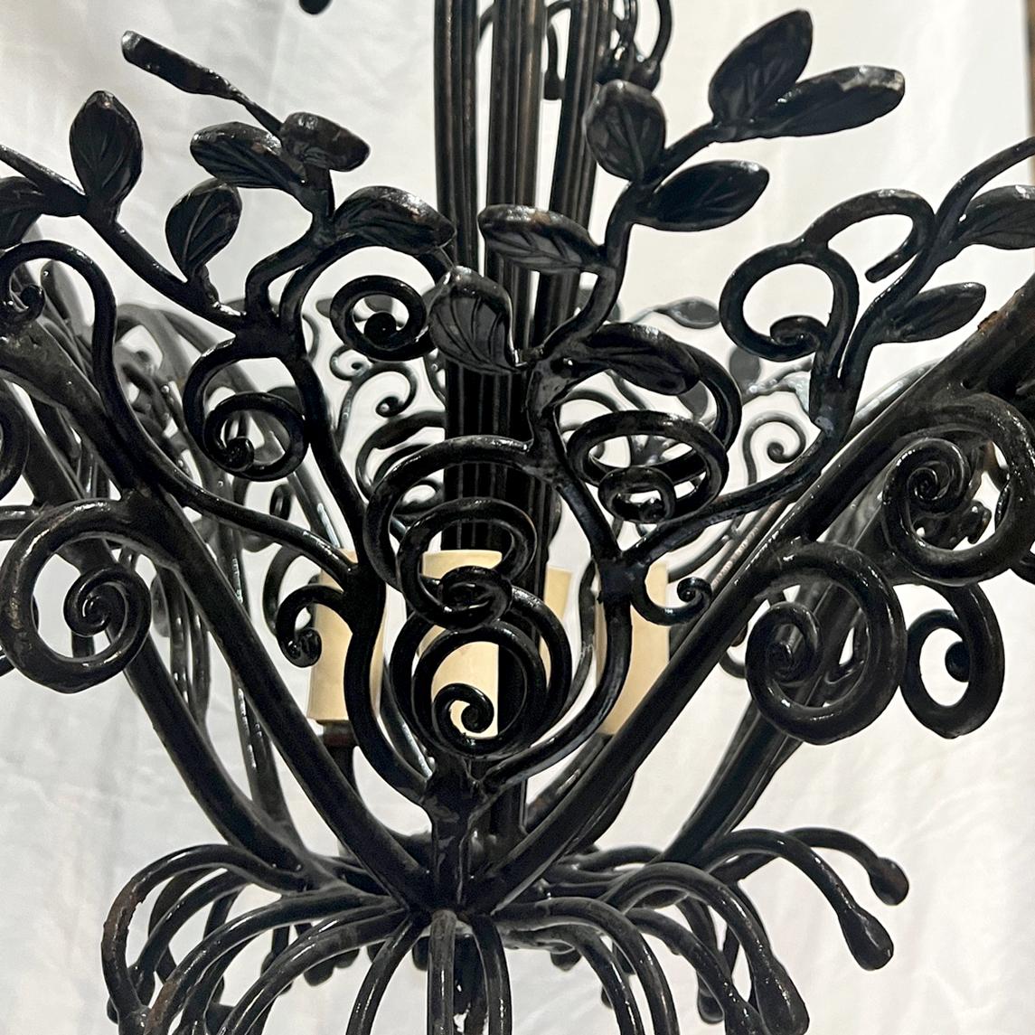 Una araña vintage de hierro forjado con motivos de follaje Hierro forjado en venta