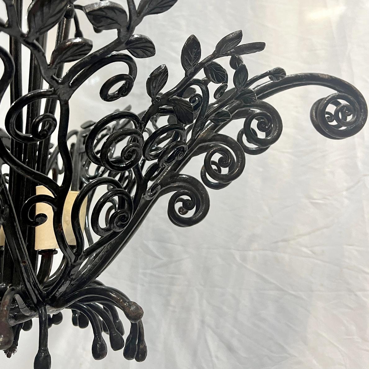 Una araña vintage de hierro forjado con motivos de follaje en venta 1