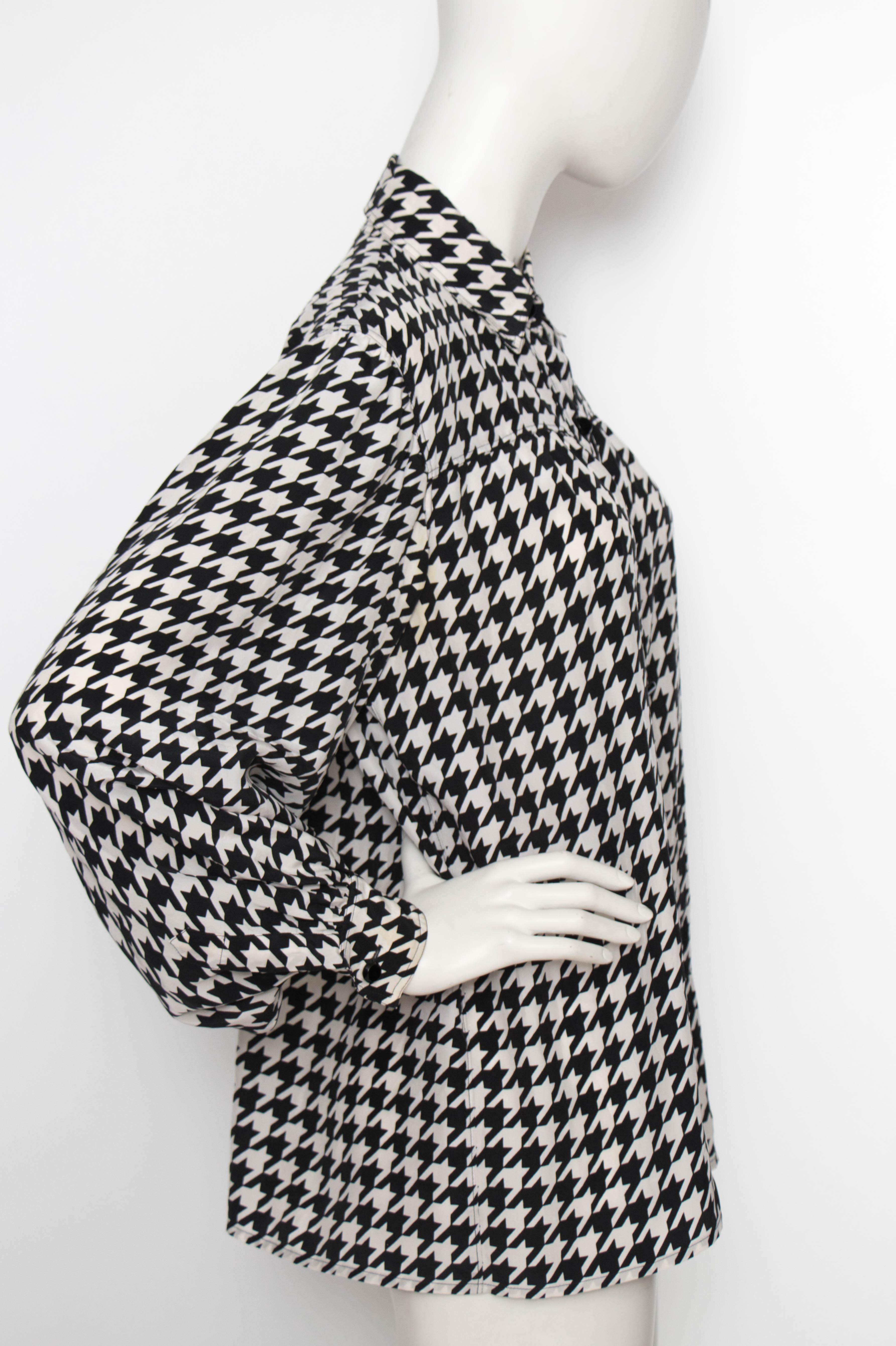 A 1980s Yves Saint Laurent Variation black and white houndstooth print shirt with a button-down front and fitted cuffs.

The size of the louse corresponds to a modern size large, but please see the measurements below to ensure the right fit. 