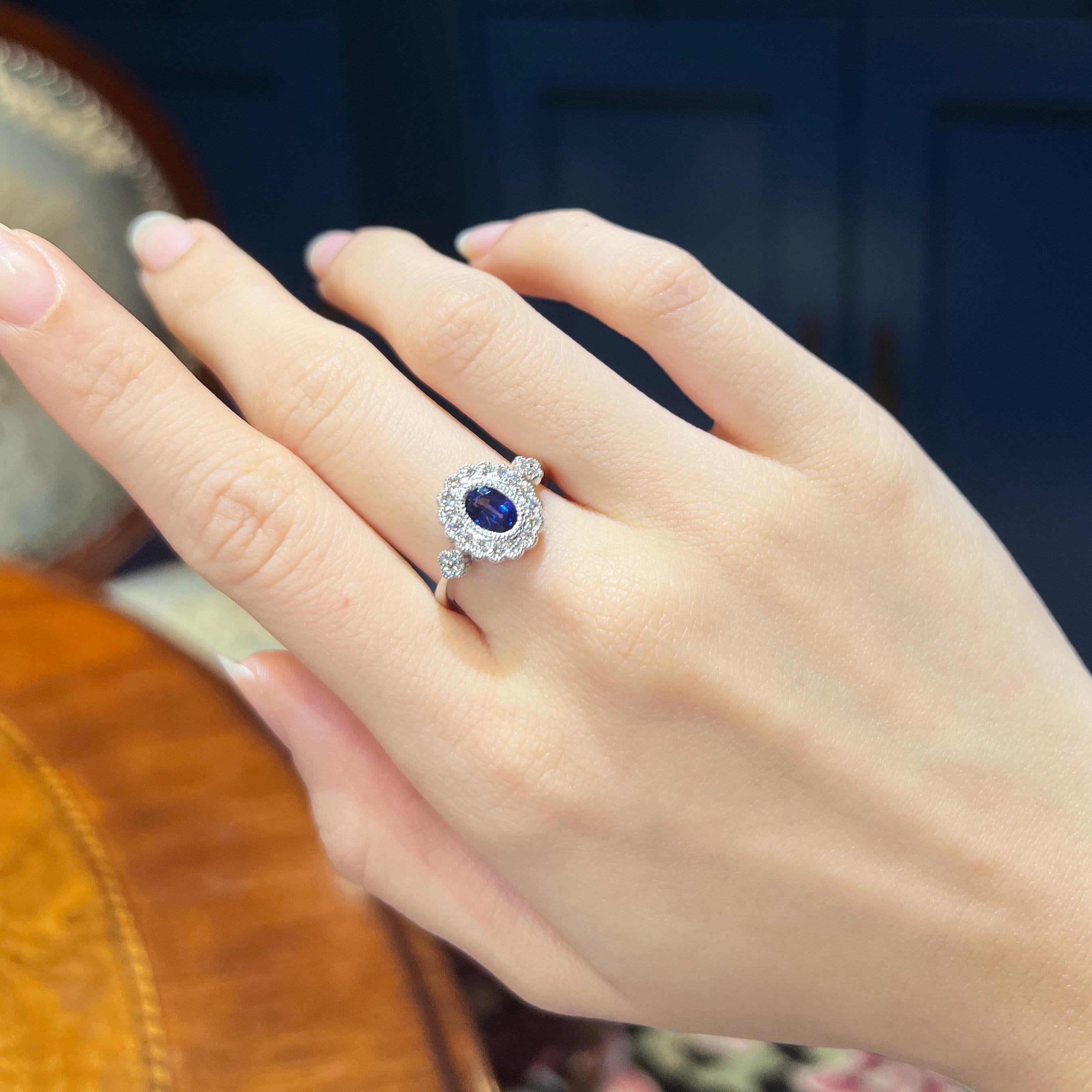 Eine Vision in lebhaftem Blau: Der Solitärring mit Saphir und Diamant für Damen oder Herren im Angebot
