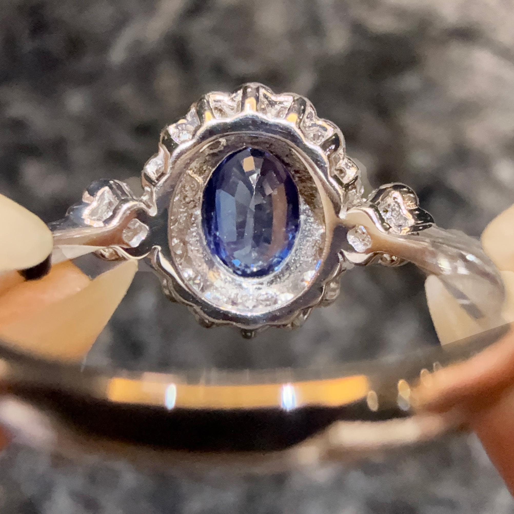 Eine Vision in lebhaftem Blau: Der Solitärring mit Saphir und Diamant im Angebot 1