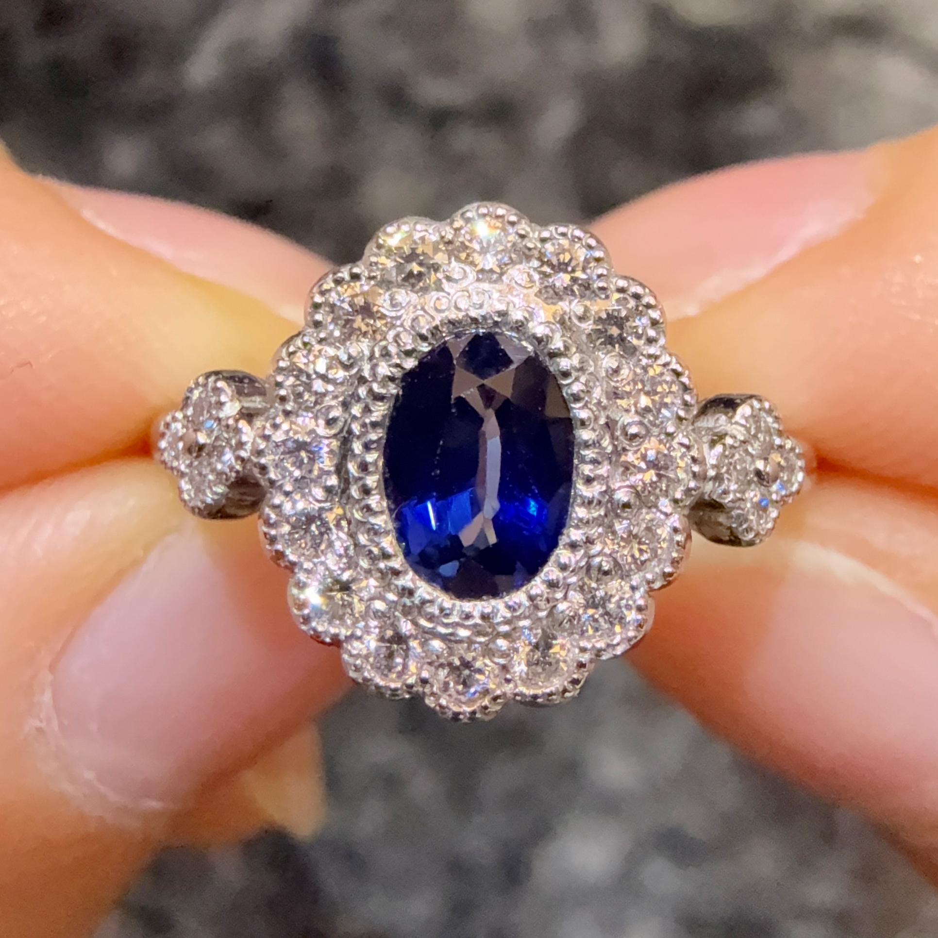 Eine Vision in lebhaftem Blau: Der Solitärring mit Saphir und Diamant im Angebot 2