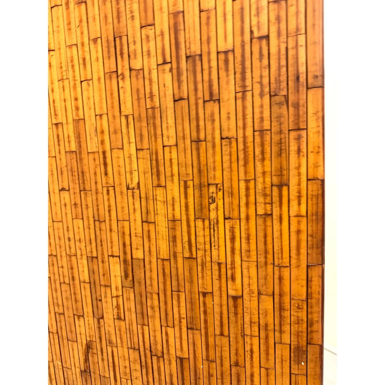 Un paravento italiano a tre pannelli a specchio con bordo sdoppiato. La parte anteriore presenta elementi di bambù a forma di palma su pannelli a specchio. Circa 1970.