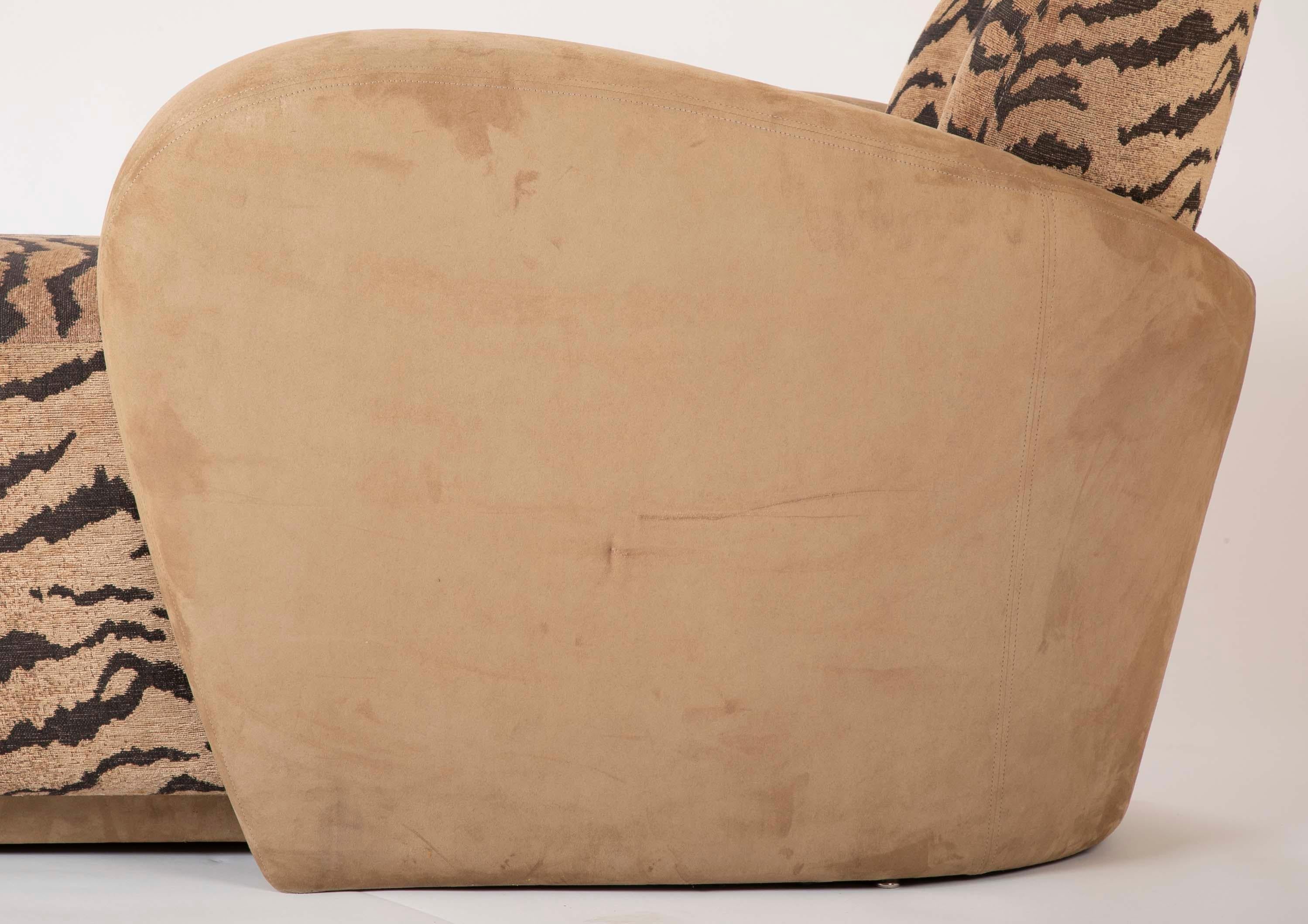Canapé/chaise du milieu du siècle en cuir de daim et tissu tigré en vente 3