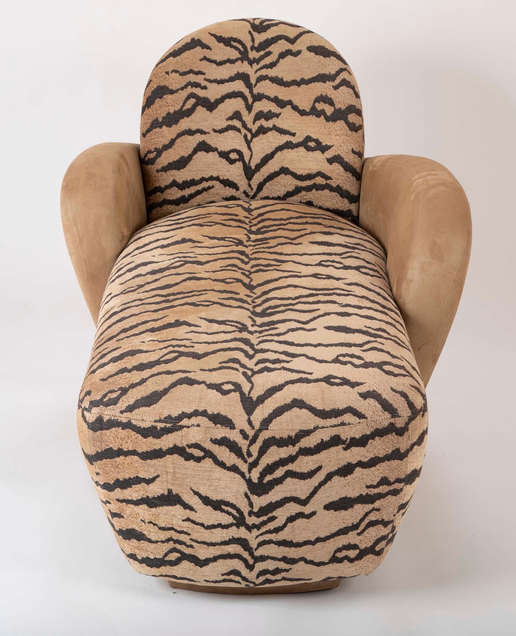 Ein wunderschönes Sofa/Chaise aus der Mitte des Jahrhunderts in Wildleder und Tigerstoff.
Maße: Sitzhöhe 18,5