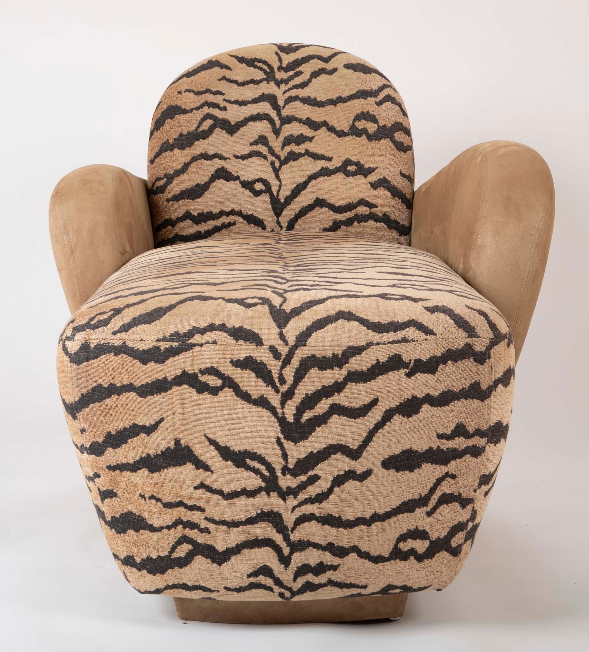 Sofa/Chaise aus Wildleder und Tigerstoff aus der Mitte des Jahrhunderts (Moderne der Mitte des Jahrhunderts) im Angebot
