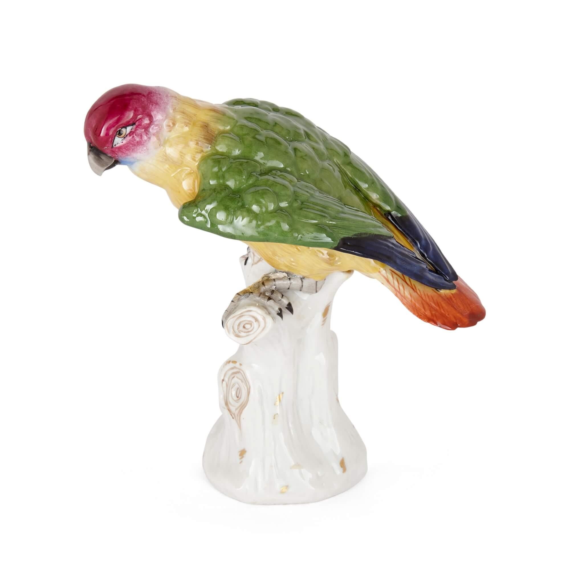 Allemand Modèle en porcelaine de Volkstedt représentant un perroquet, Allemagne, début du 20e siècle en vente