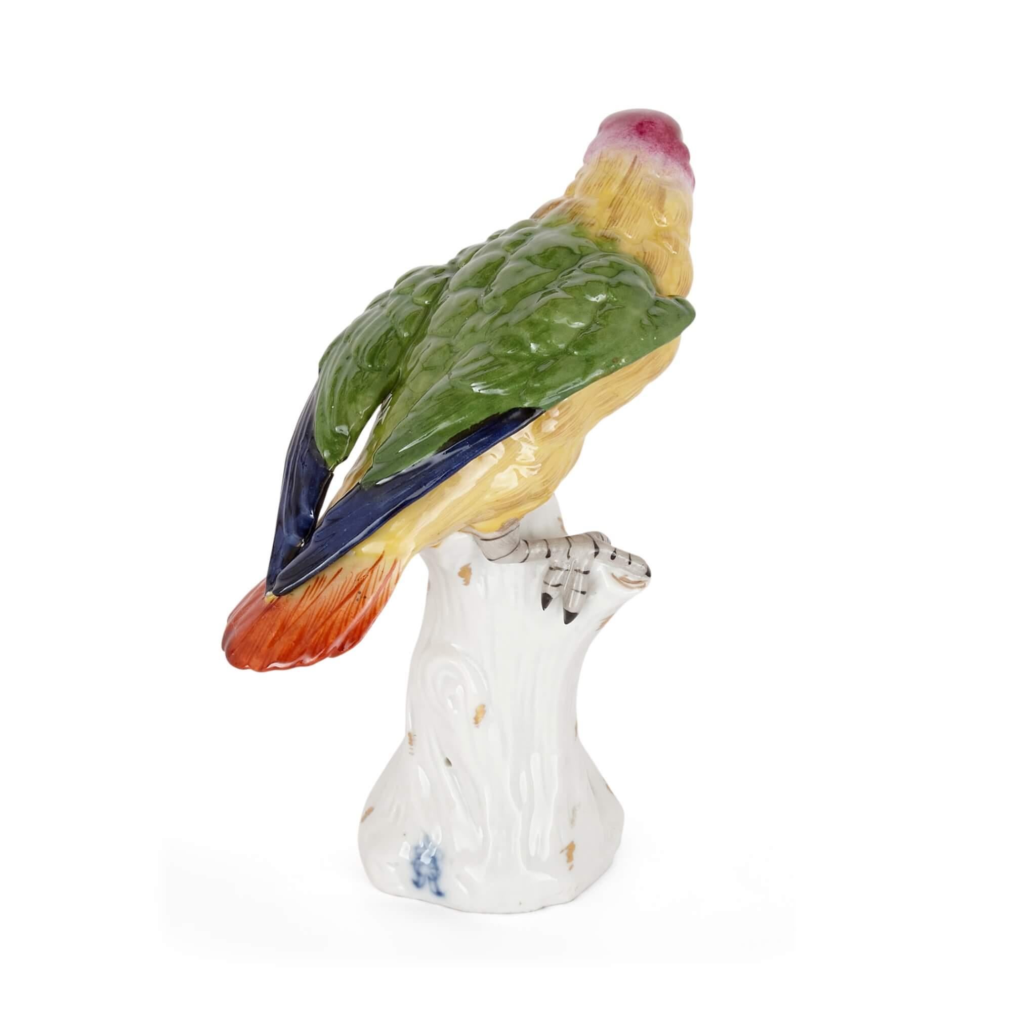 Ein Volkstedt-Porzellanmodell eines Papageis, Deutsch, frühes 20. Jahrhundert im Angebot 1