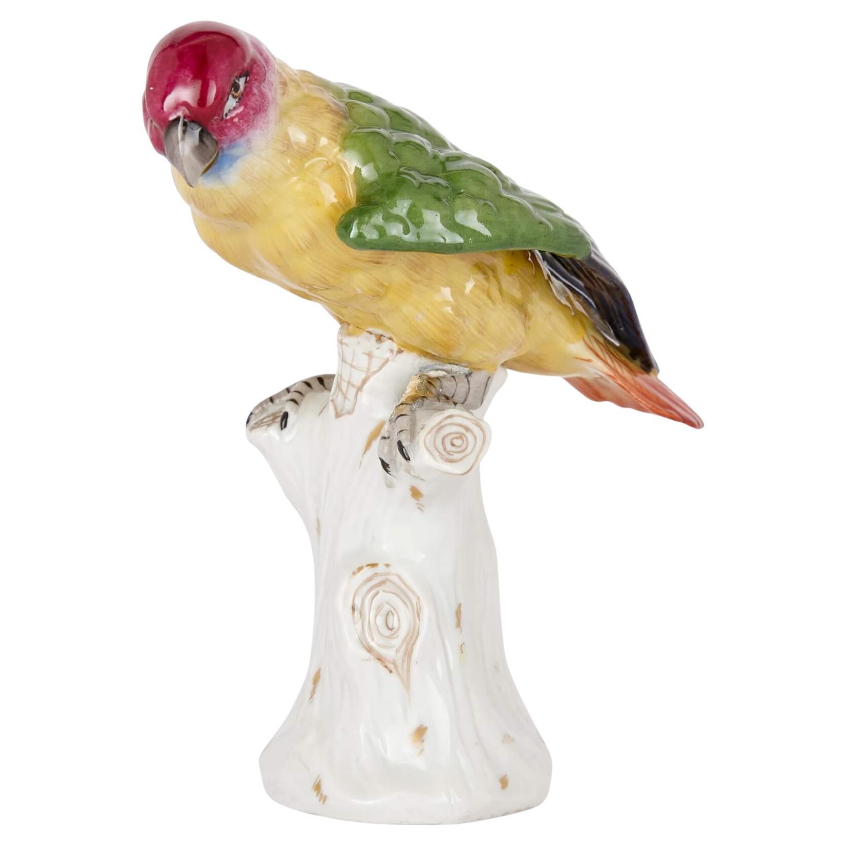 Ein Volkstedt-Porzellanmodell eines Papageis, Deutsch, frühes 20. Jahrhundert