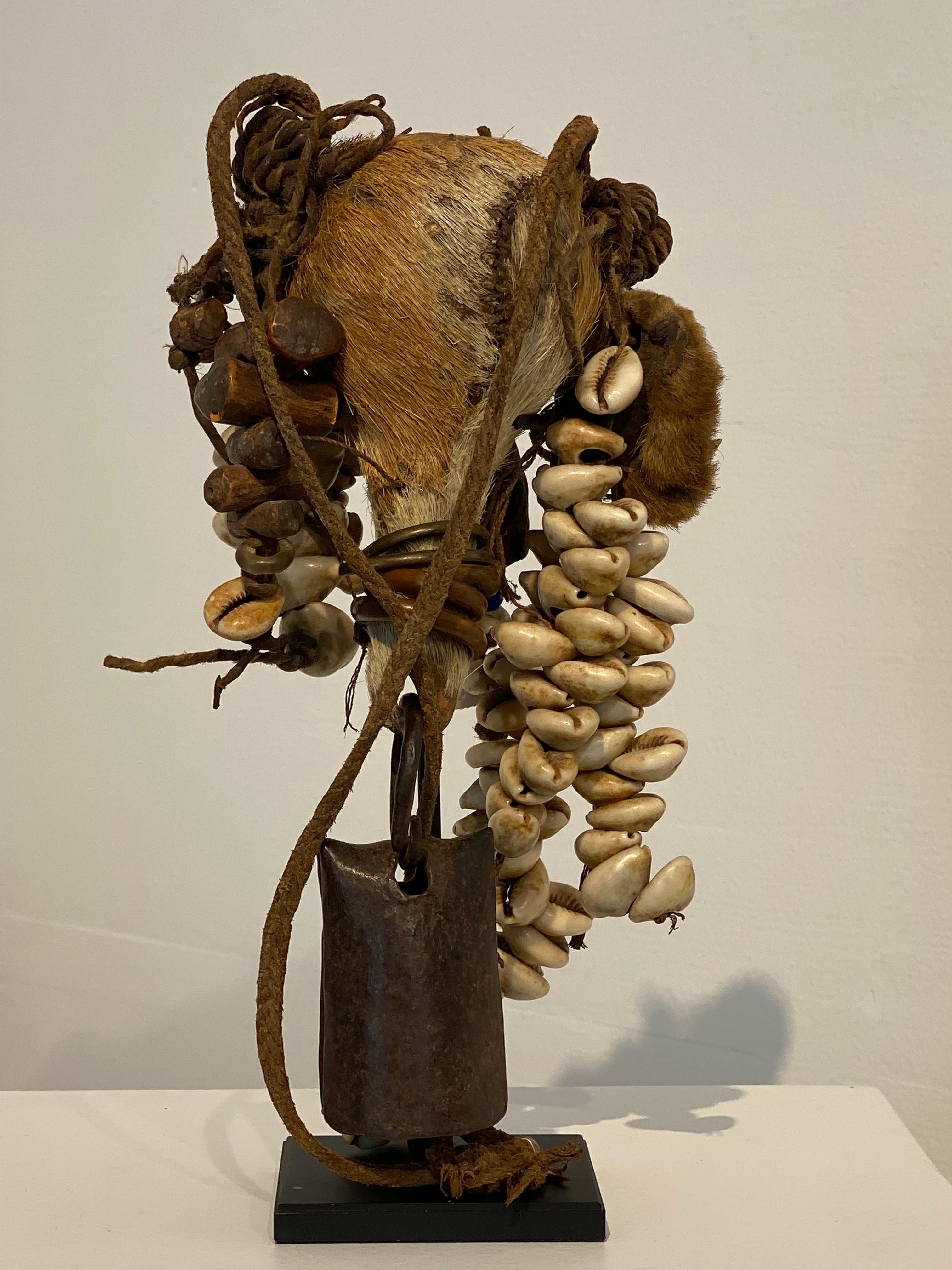 Un objet vaudou exceptionnel d'Afrique, d'Ouganda, du Royaume du Buganda, 
L'objet est décoré de coquillages, de perles, de fibres, de graines et de fer,
un fétiche royal utilisé par la haute royauté,
ex-collection Wolf-Dieter Miersch, Langenhangen,