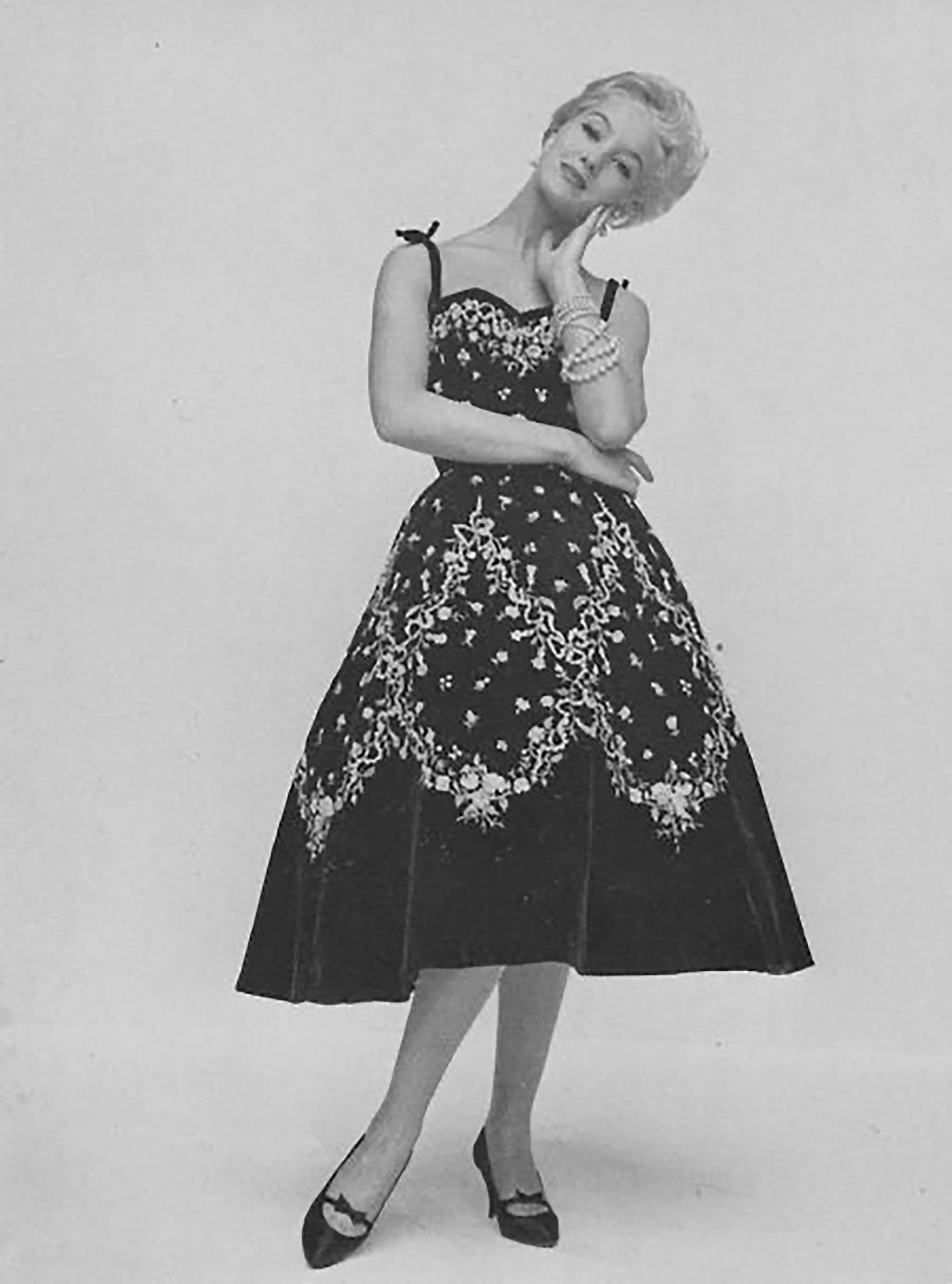 A/W 1956 Jeanne Lanvin Haute Couture Schwarzes und goldenes besticktes Samtkleid im Angebot 3