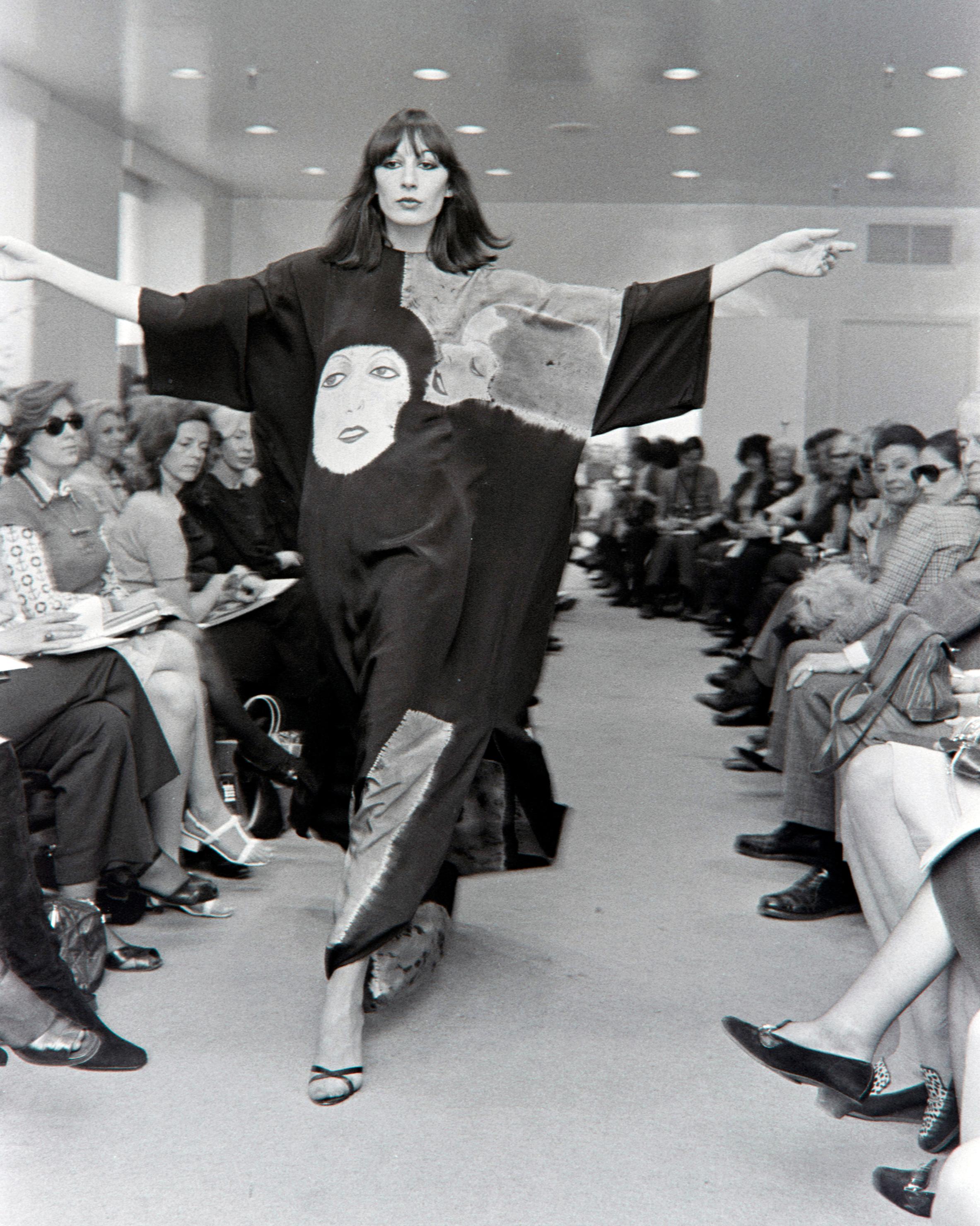 A/W 1972 Halston Kleid aus schwarzem Seidenkrepp mit handgefärbtem Gesicht. Außergewöhnlich seltenes (one-of-one) langärmeliges schwarzes Kaftan-Midikleid mit einfachem Stoffknopfverschluss hinten. Handgefärbtes Kleid mit Bildern von
