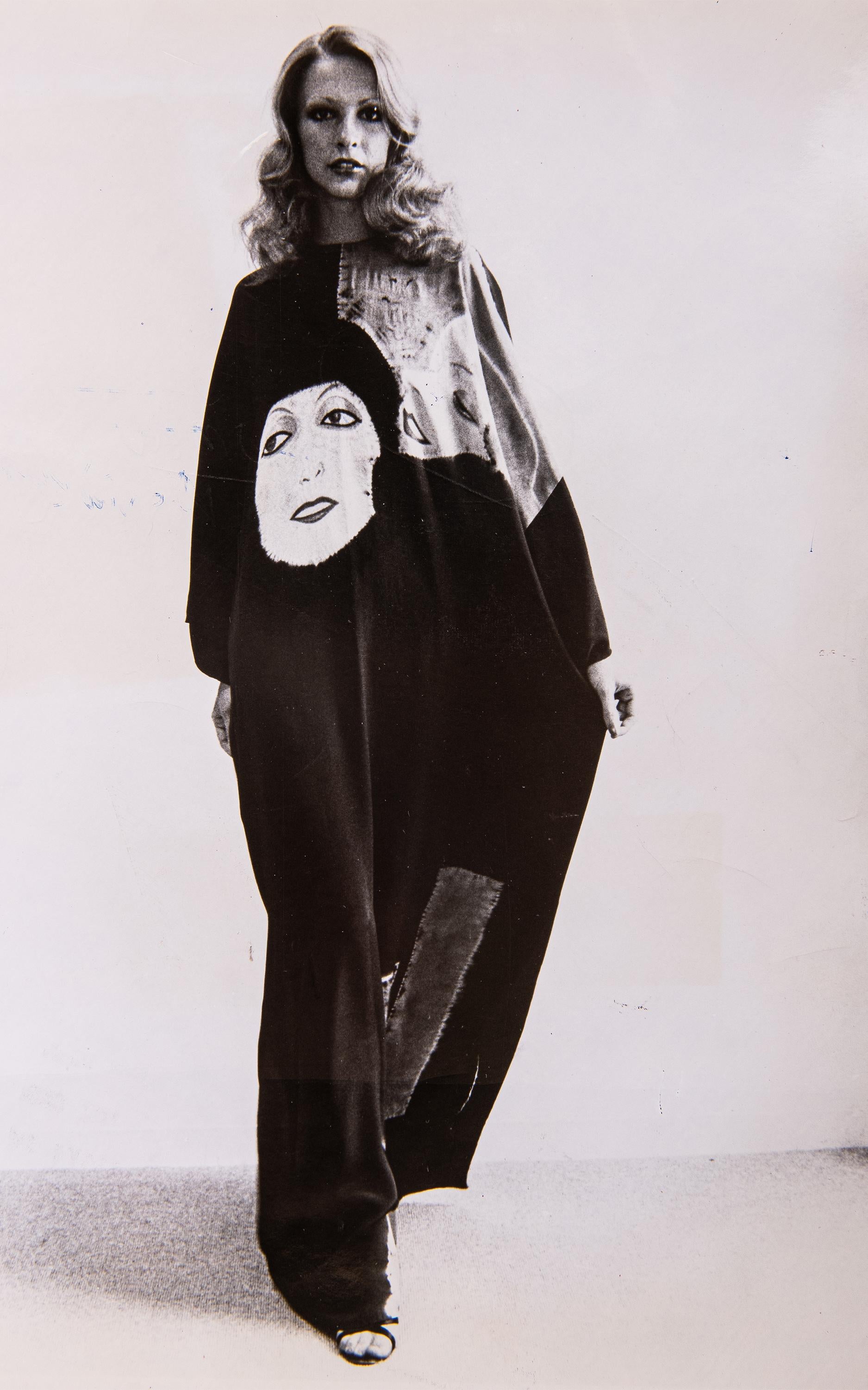 A/W 1972 Halston Schwarzer Seidenkrepp, handgefärbtes Gesichtskleid und signierter Druck im Angebot 3