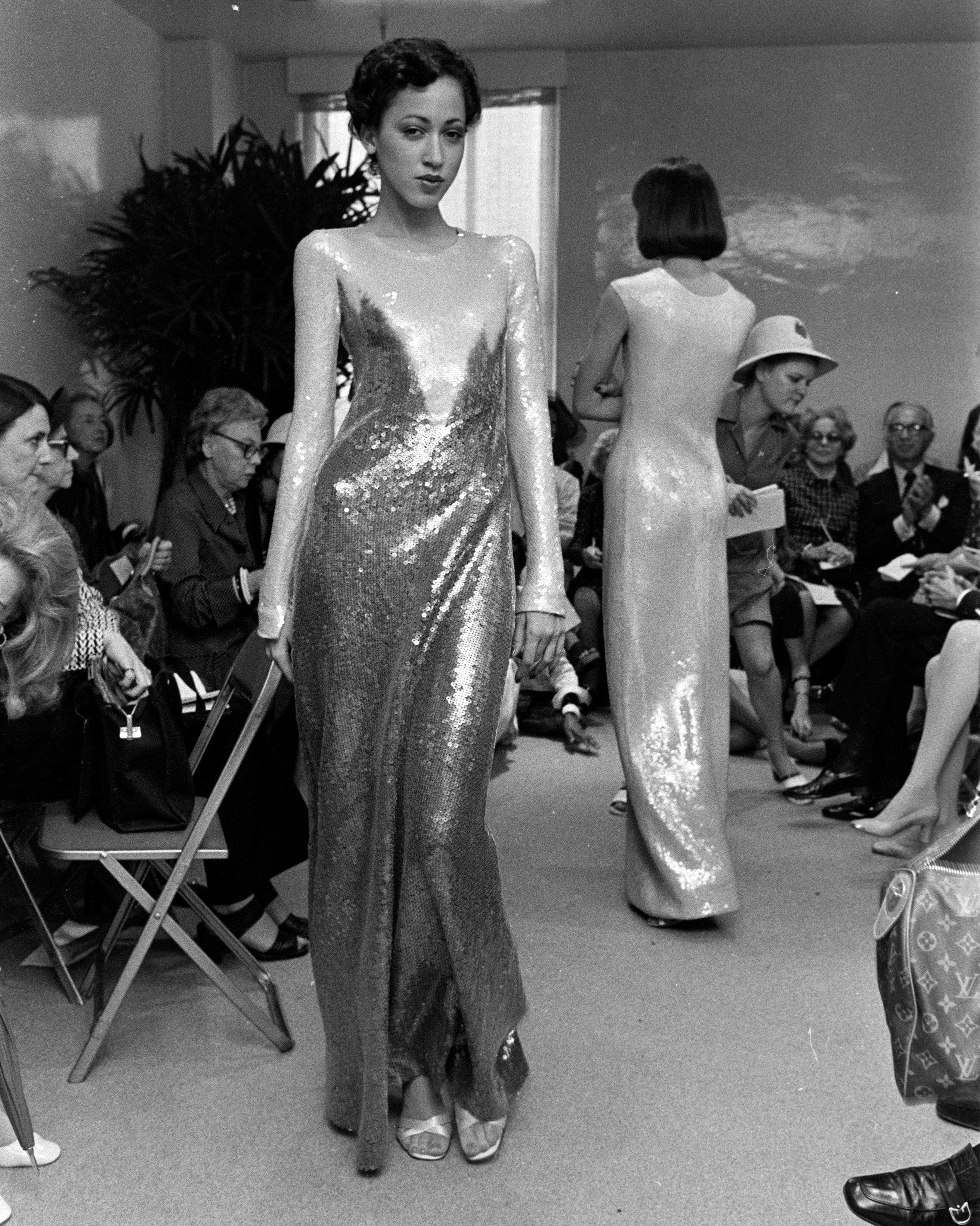 A/W 1973 Halston Oil Slick Spitzmuster Langarm-Paillettenkleid. Langärmeliges Kleid mit Rundhalsausschnitt und extrem seltenem Paillettenbesatz. Ecru schillerndes Oberteil mit dunkelviolett-blauem Unterteil, das an der Büste eine geometrische