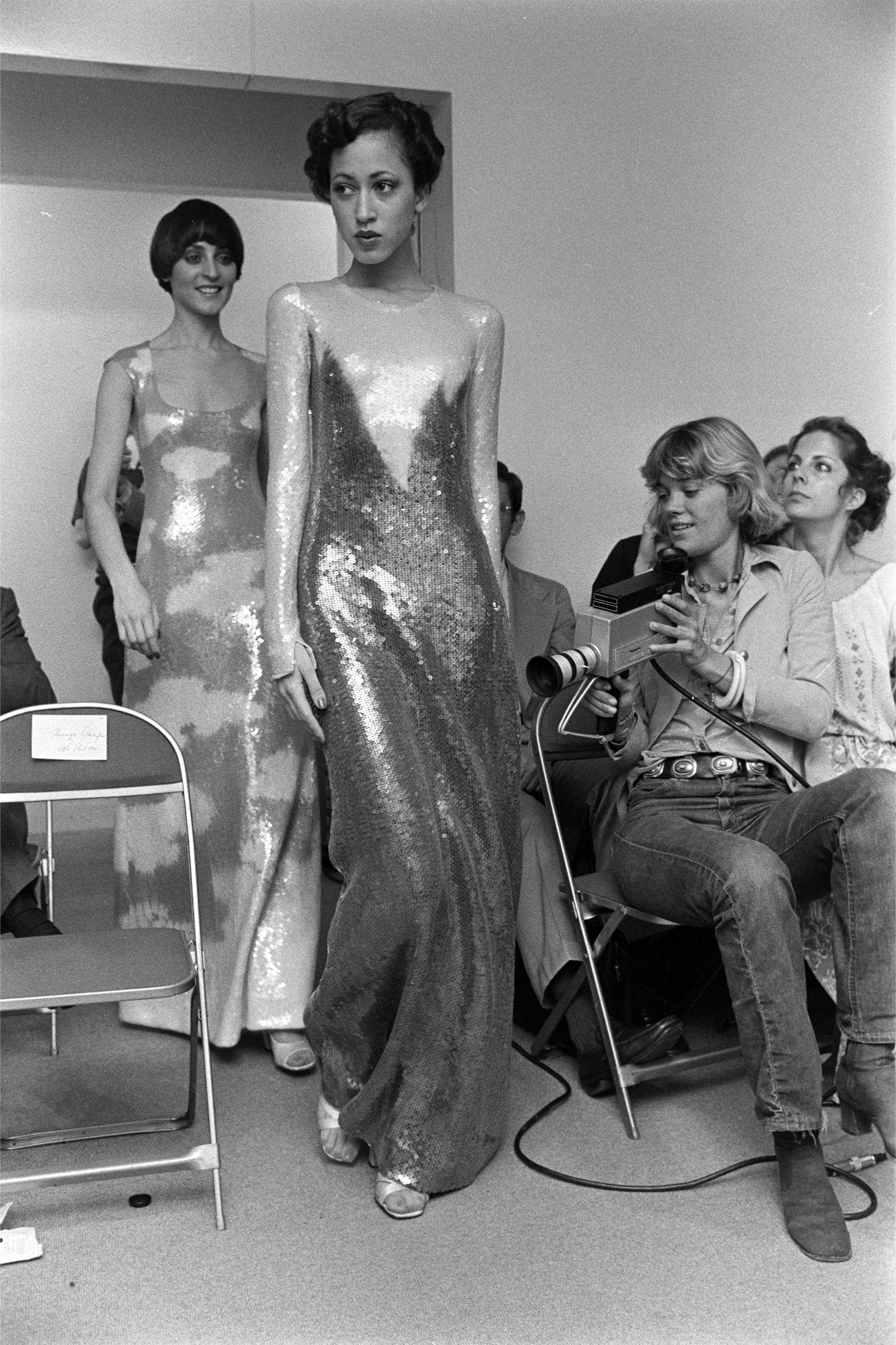 A/W 1973 Halston Oil Slick Geometric Point Langärmeliges Kleid mit Pailletten-Farbverlauf 3