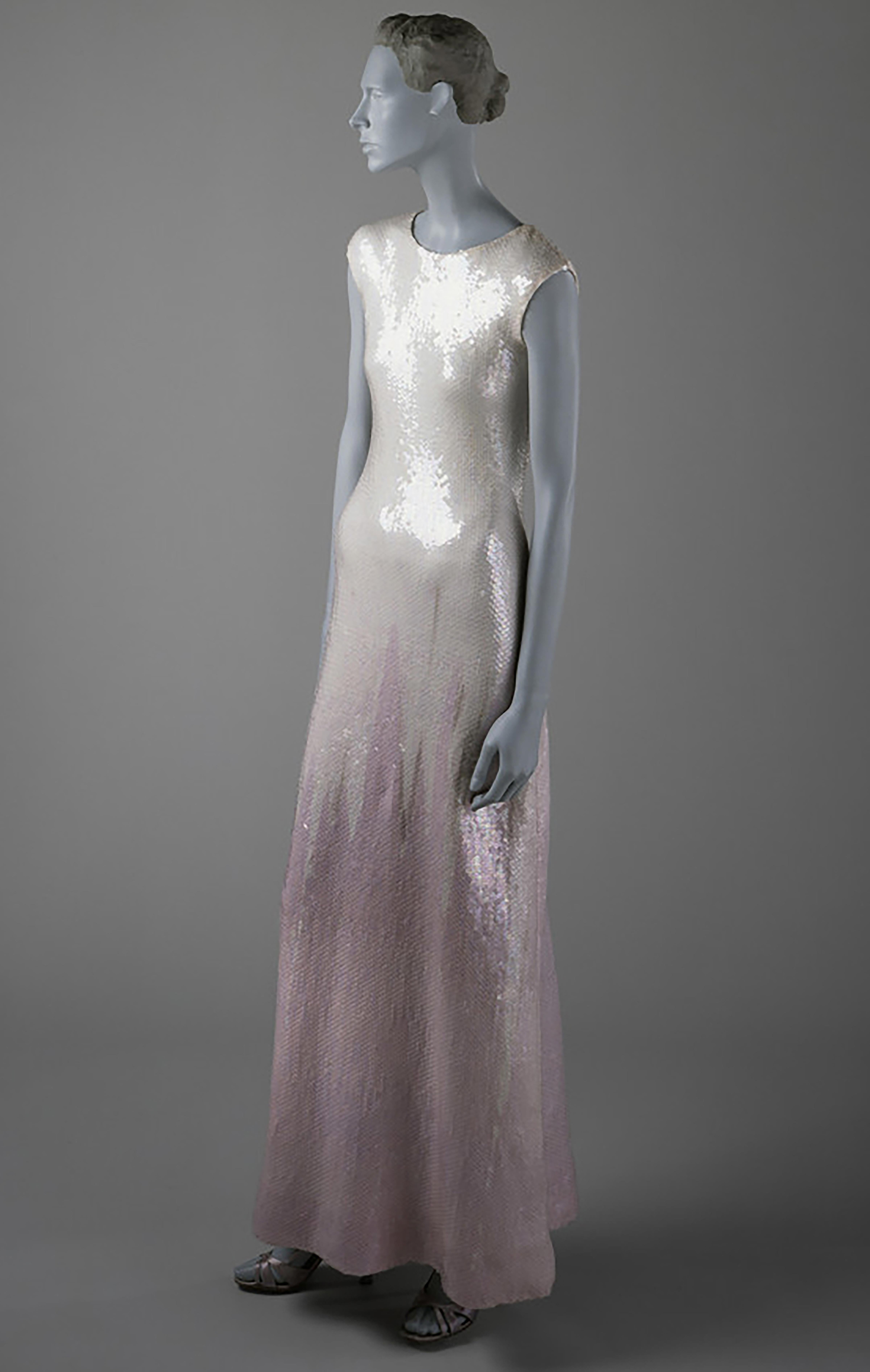 A/W 1973 Halston Oil Slick ärmelloses Kleid mit geometrischer Spitze und Paillettenverlauf. Ärmelloses Kleid mit Rundhalsausschnitt und extrem seltenem, durchgehendem, subtil schillerndem Paillettenbesatz. Gelbgrünes Oberteil mit hellviolettem