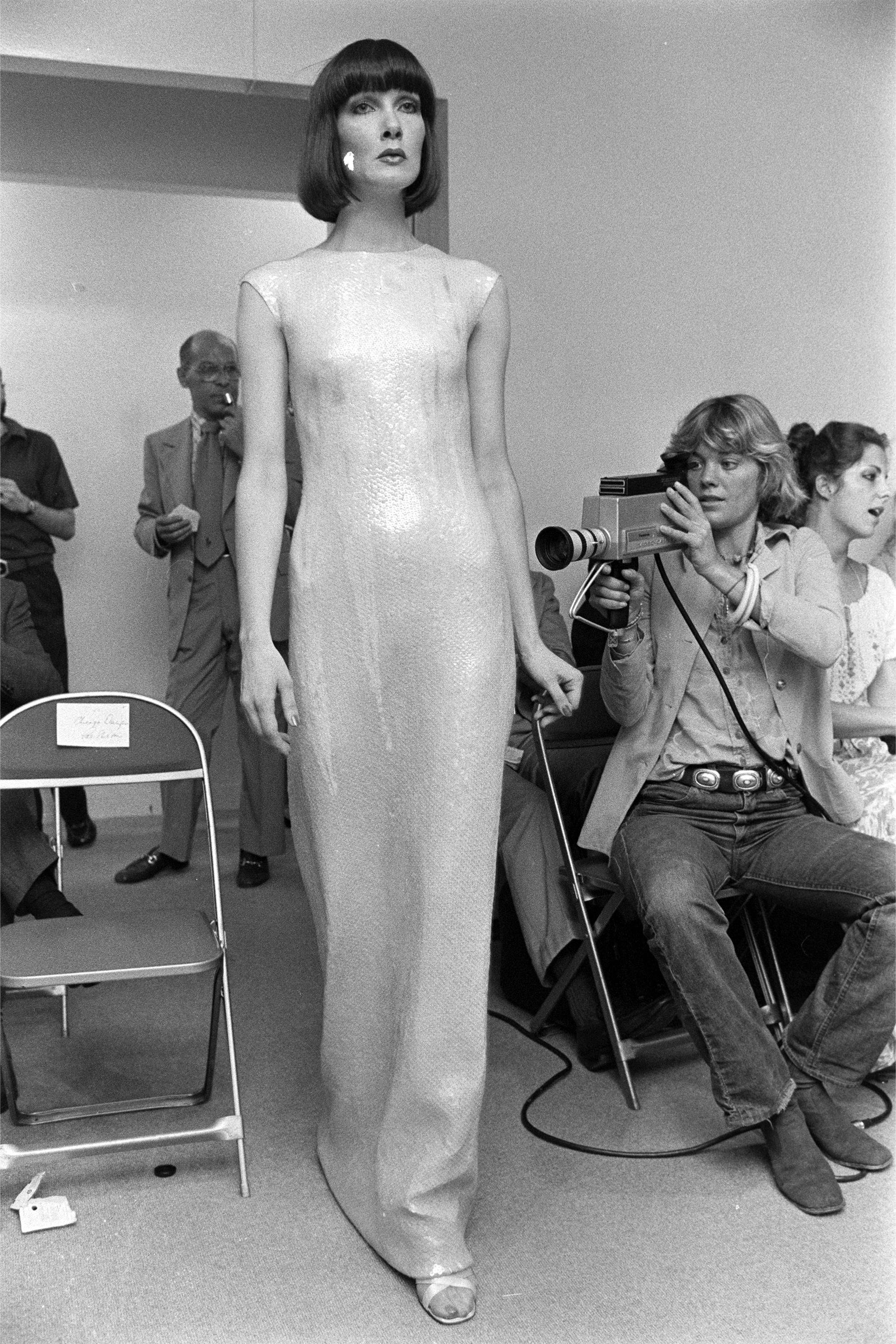 A/W 1973 Halston Ärmelloses, geometrisches, point-Pailletten- Gradient-Kleid im Angebot 2