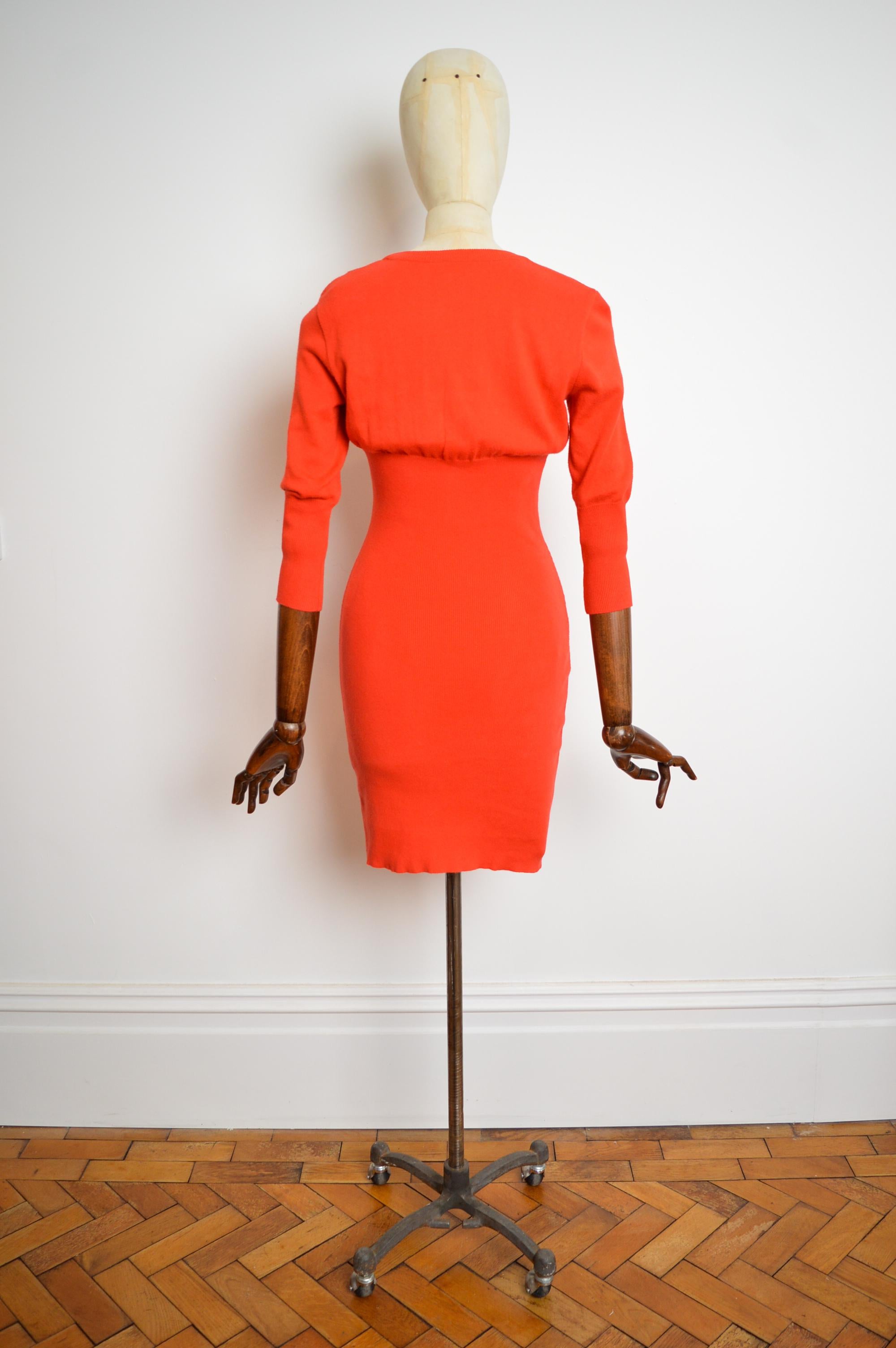 VIVIENNE WESTWOOD A/H 1989 - 1990 - Robe moulante vintage en maille rouge ornée d'orbes en vente 6
