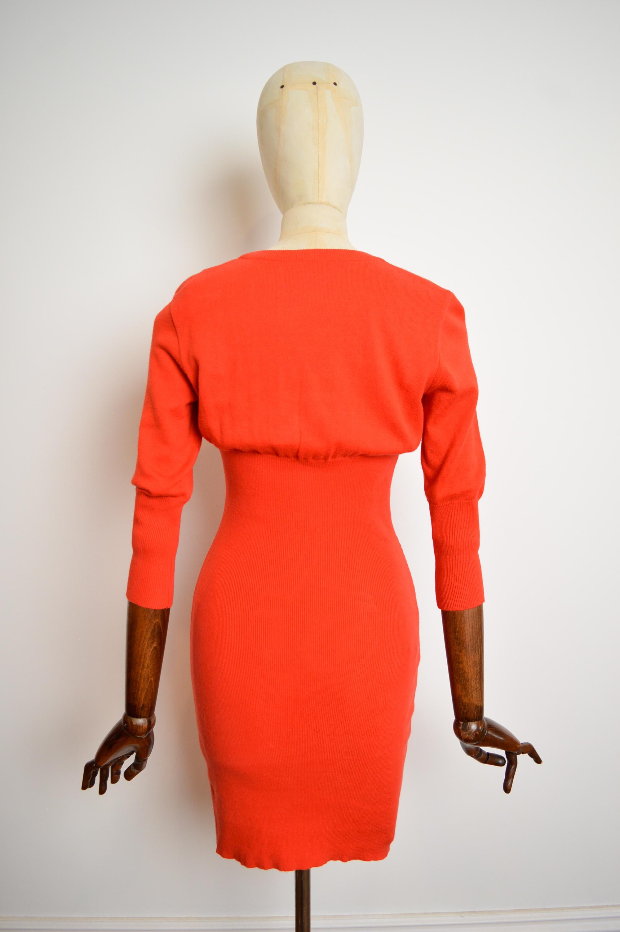 VIVIENNE WESTWOOD A/H 1989 - 1990 - Robe moulante vintage en maille rouge ornée d'orbes en vente 7