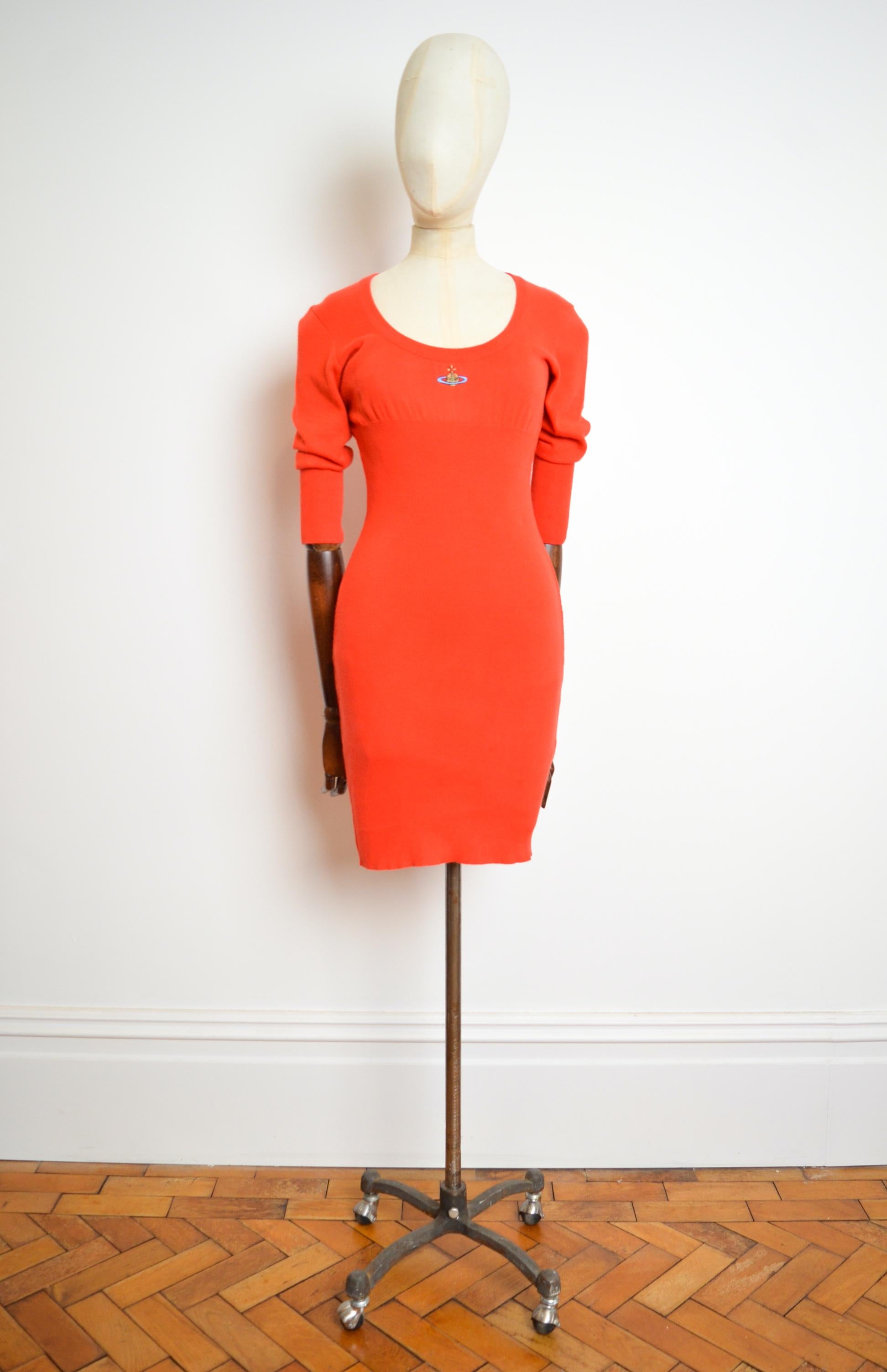 Superbe robe iconique Automne / Hiver 1989 - 1990 Red Knitted Orb dress de VIVIENNE WESTWOOD, confectionnée dans un coton rouge cerise avec une encolure dégagée, des manches 3/4, une silhouette enveloppante et un ourlet au-dessus du genou