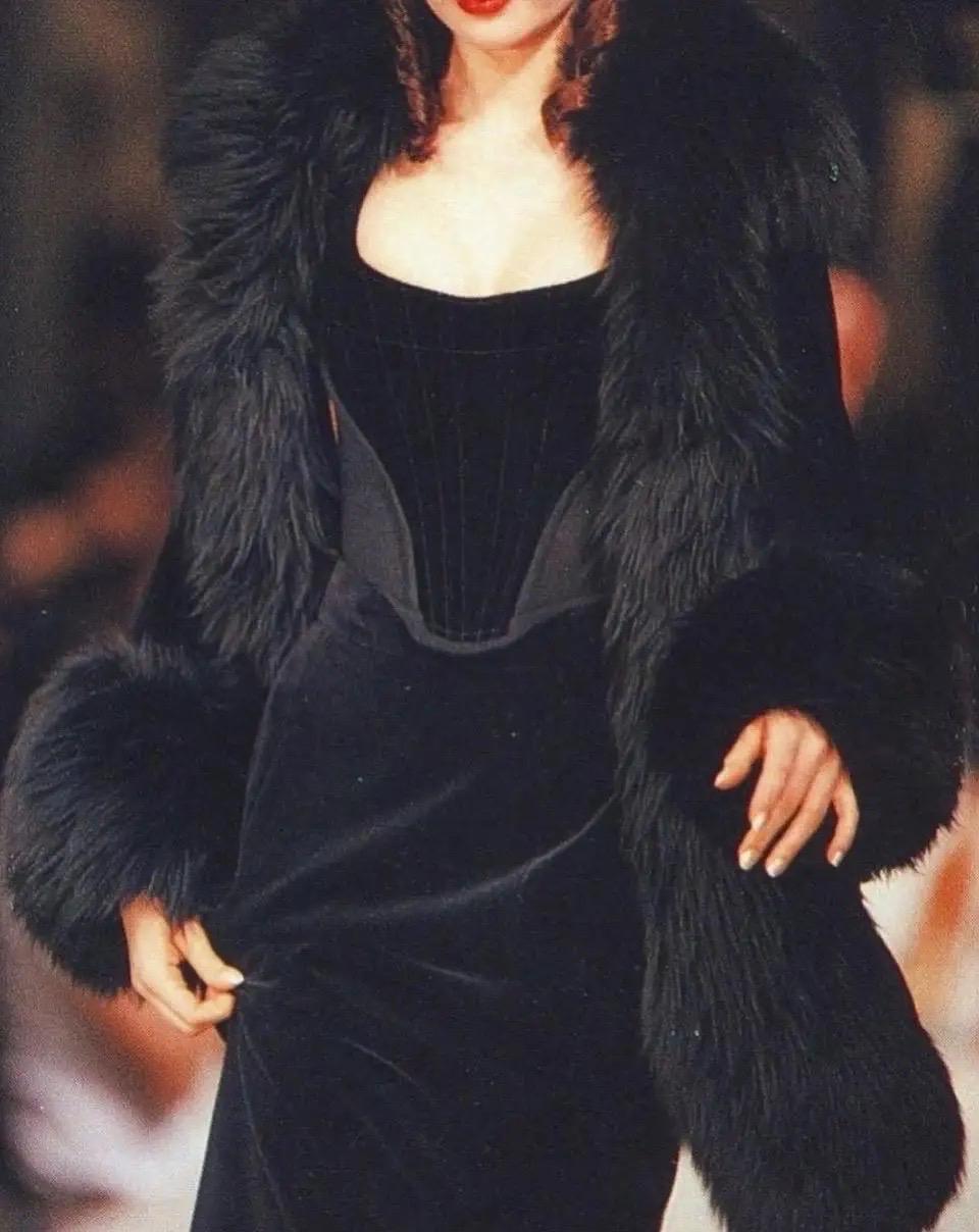 Rare and iconic Vivienne Westwood velvet bustier from 1989, white label. 

size UK10, IT42, US8

great conditions, unnoticeable repairs on the flank, see photos

Measurements:
- Bust: 37 cm / 14.6 inches
- Front length: 25 cm / 9.8 inches
- Total