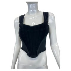 A/I 1989 Vivienne Westwood porta in passerella un top bustier in velluto nero con corsage