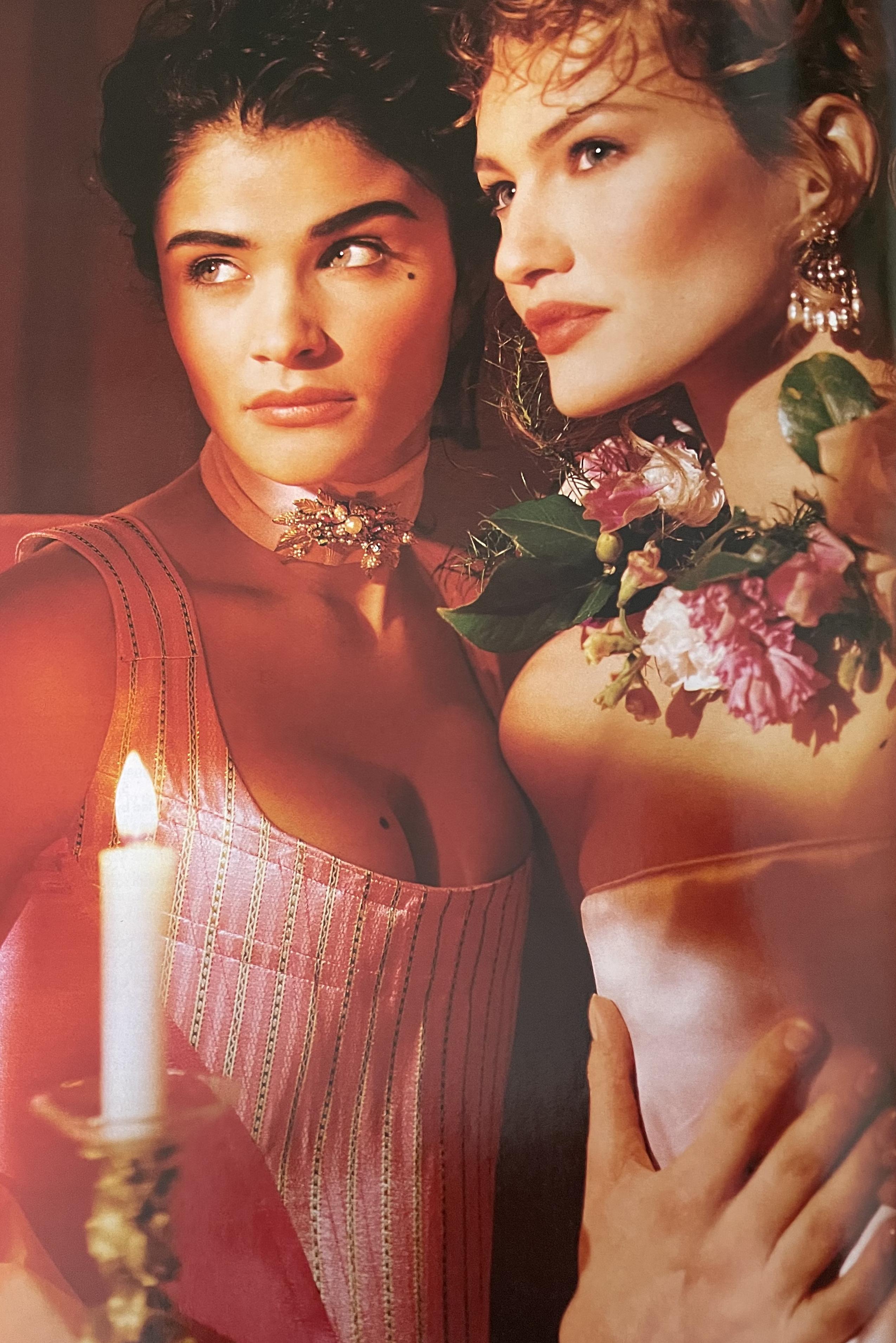 Collection 'Dressing Up' A/H 1991 de Vivienne Westwood, corset à rayures roses et vertes. Corset rose sans manches inspiré du XVIIIe siècle, avec un motif à rayures vertes sur l'ensemble du corps. Empiècements latéraux extensibles et arêtes sur le