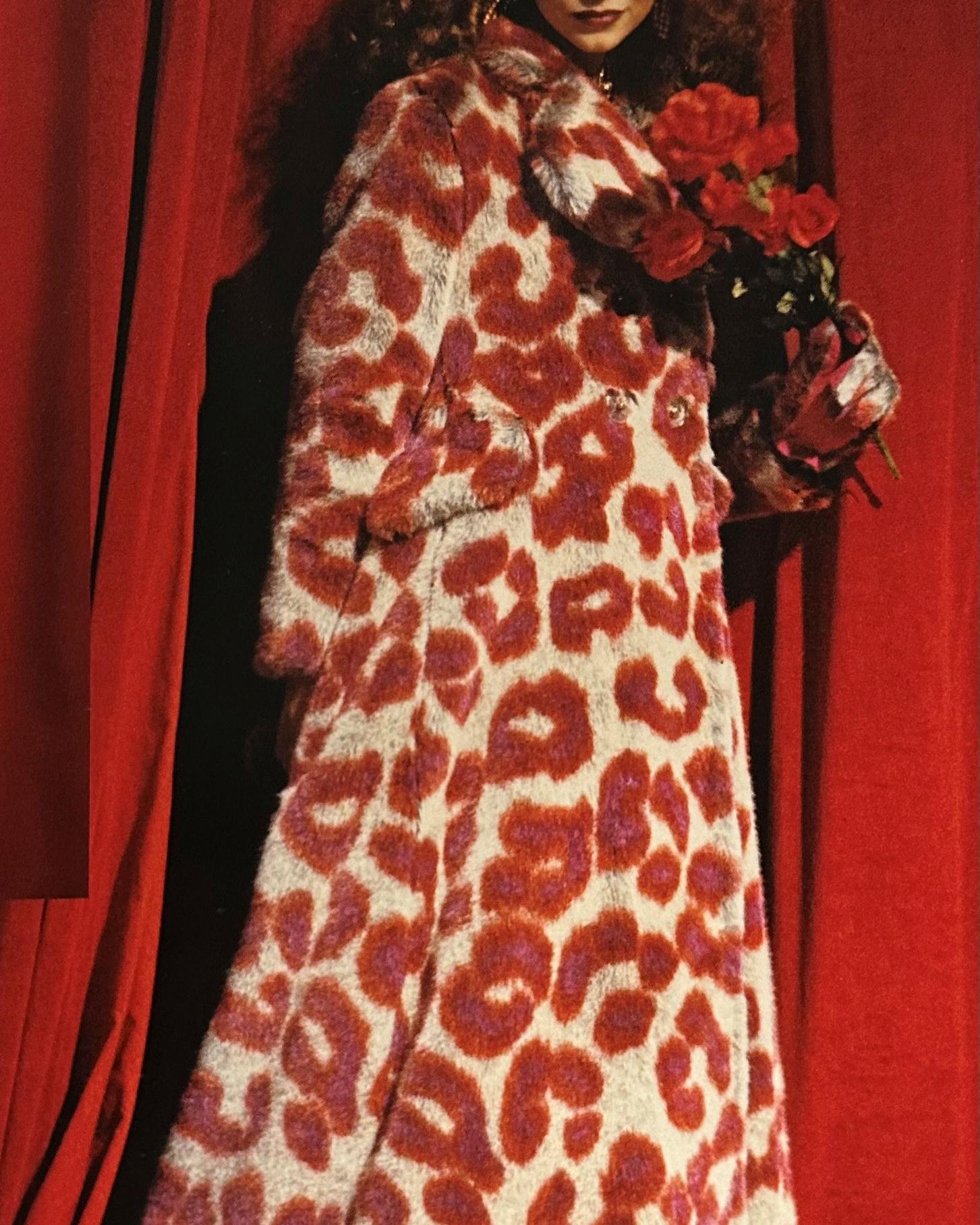 A/W 1992 Vivienne Westwood 'Always on Camera' Collection manteau et ensemble de gants en fausse fourrure rouge et beige imprimé léopard. Manteau à manches longues en fausse fourrure à double boutonnage avec larges revers et poches sur les hanches,