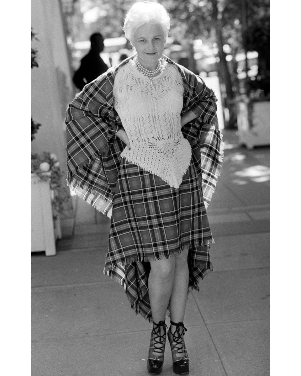 A/W 1994 Vivienne Westwood 'On Liberty' Collectional ensemble bonnet et haut en tricot pêche. Top ajouré en maille crochetée soie-coton avec manches coudées et encolure bordée de volants, assorti d'un bonnet à nouer à pompon. Contenu du tissu : 60%