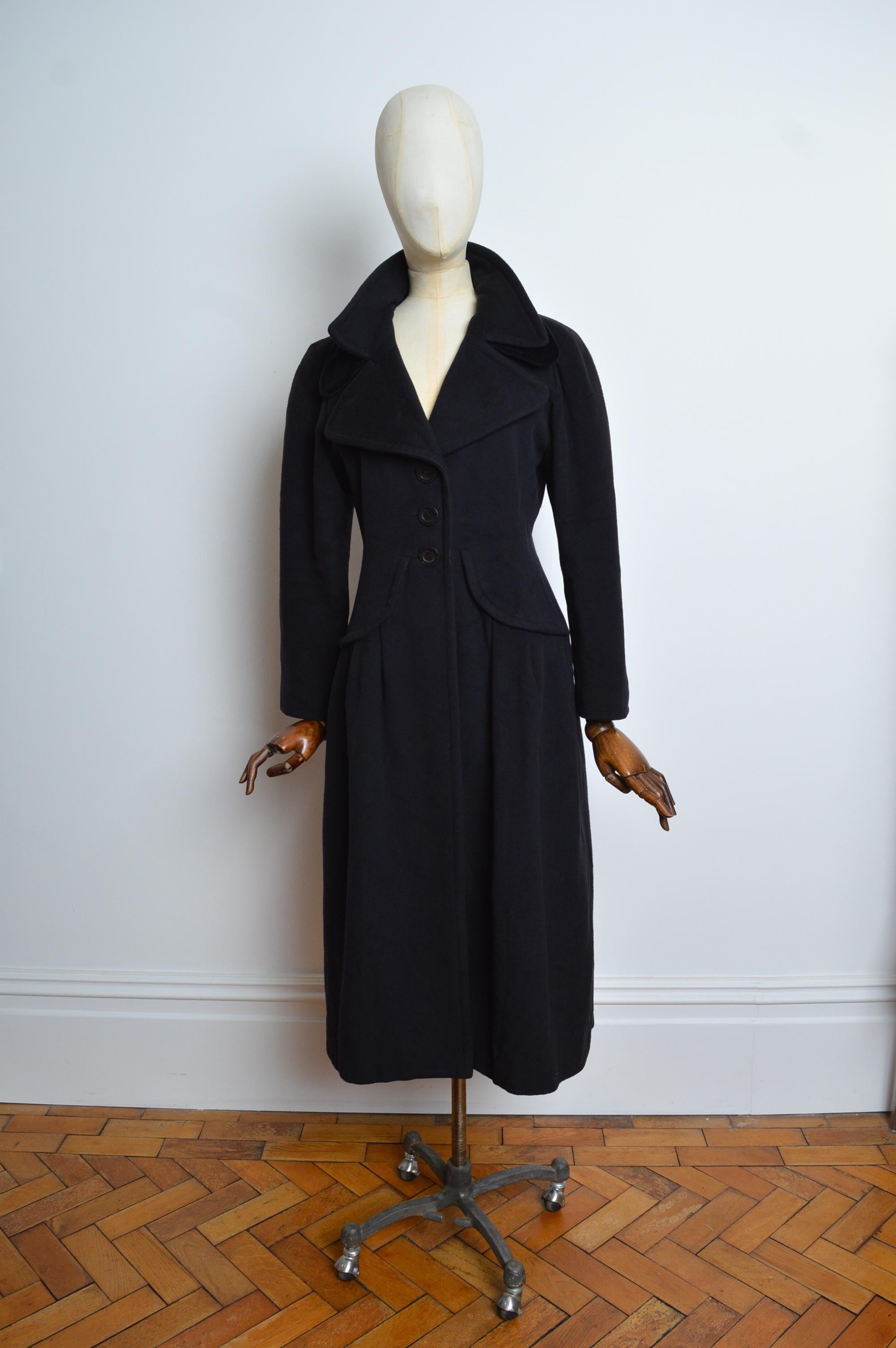 Un elegante cappotto lungo in lana nera di Yves Saint Laurent Rive Gauche della collezione autunno/inverno 1994.
(Look 2 indossato in passerella da Linda Evangelista).
PRODOTTO IN FRANCIA.
Taglia; consigliato UK 8
Le misure sono indicate in pollici