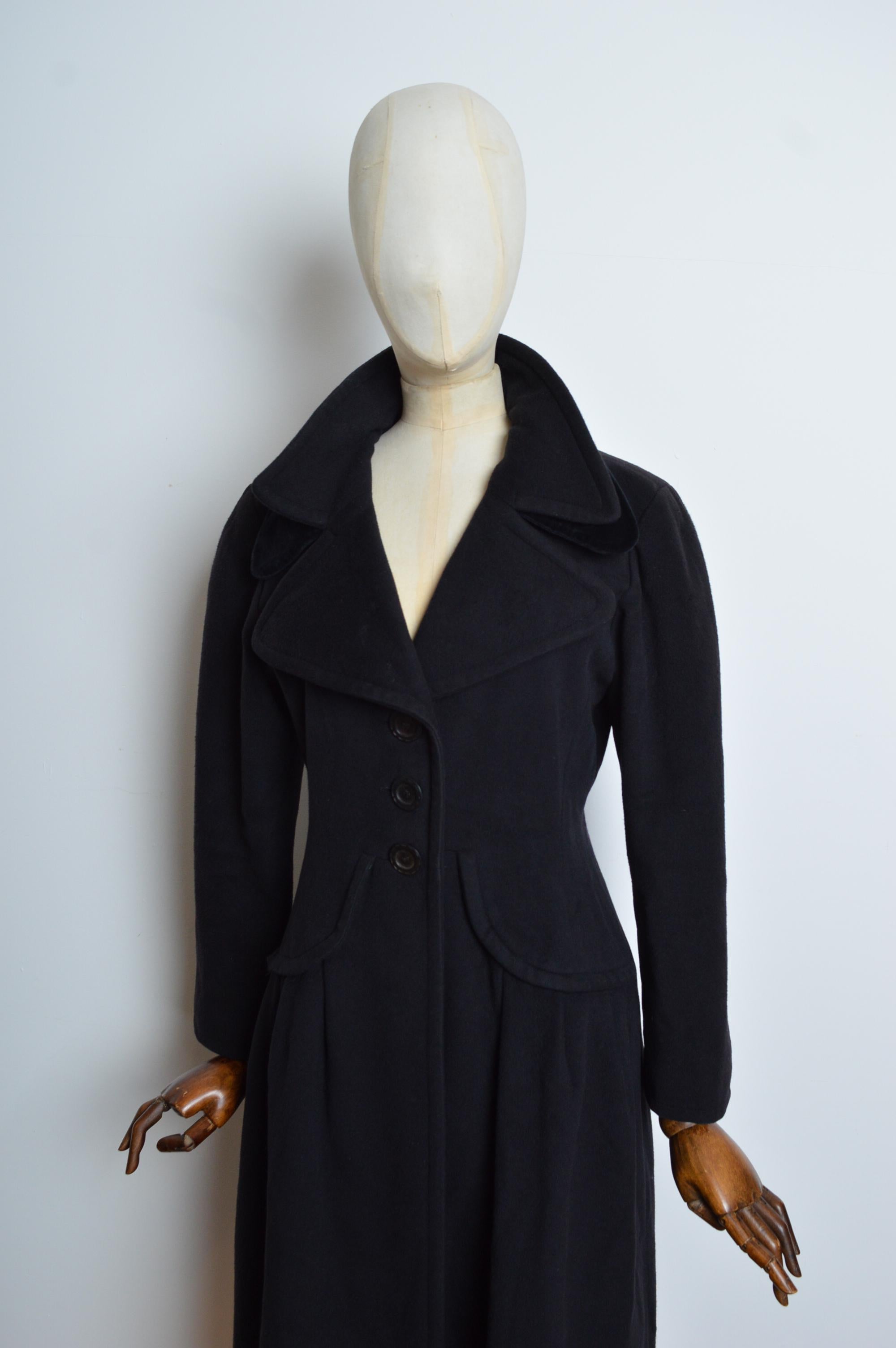 Nero A/I 1994 Yves Saint Laurent Rive Gauche Cappotto lungo elegante in lana nera in vendita