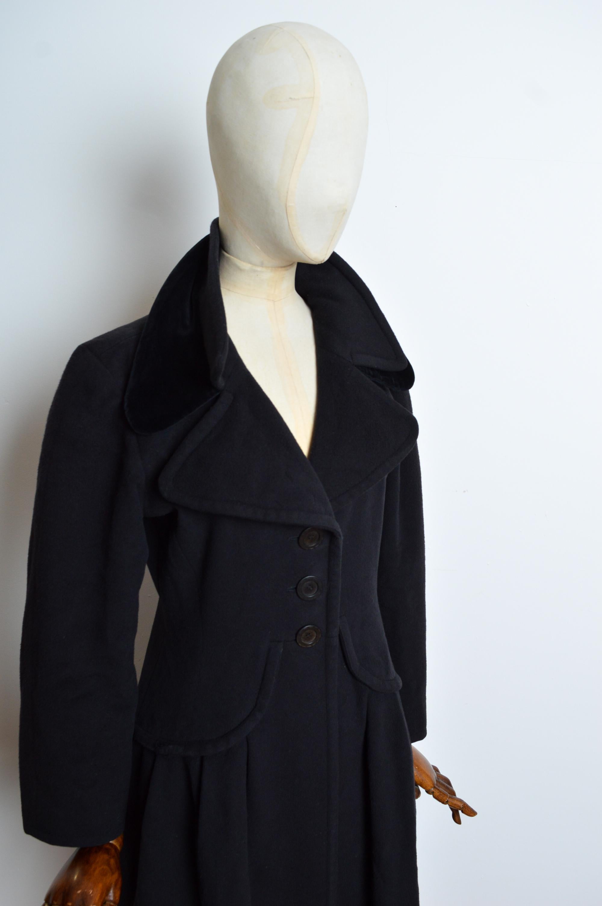 A/I 1994 Yves Saint Laurent Rive Gauche Cappotto lungo elegante in lana nera in vendita 1