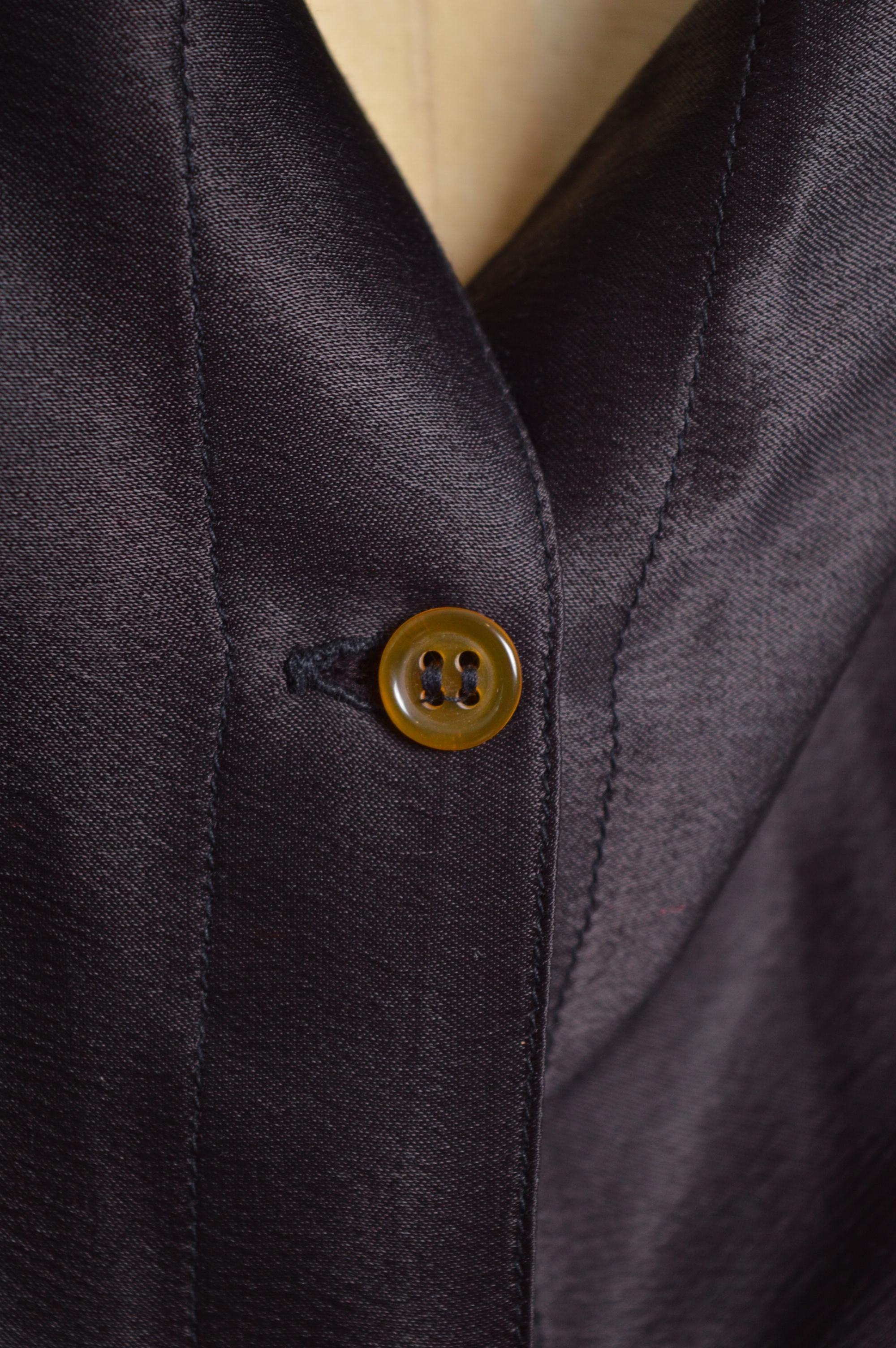A/W 1996 Vivienne Westwood drapierte schwarze Satinbluse mit Knopfleiste durch Bluse - Hemd im Zustand „Gut“ im Angebot in Sheffield, GB