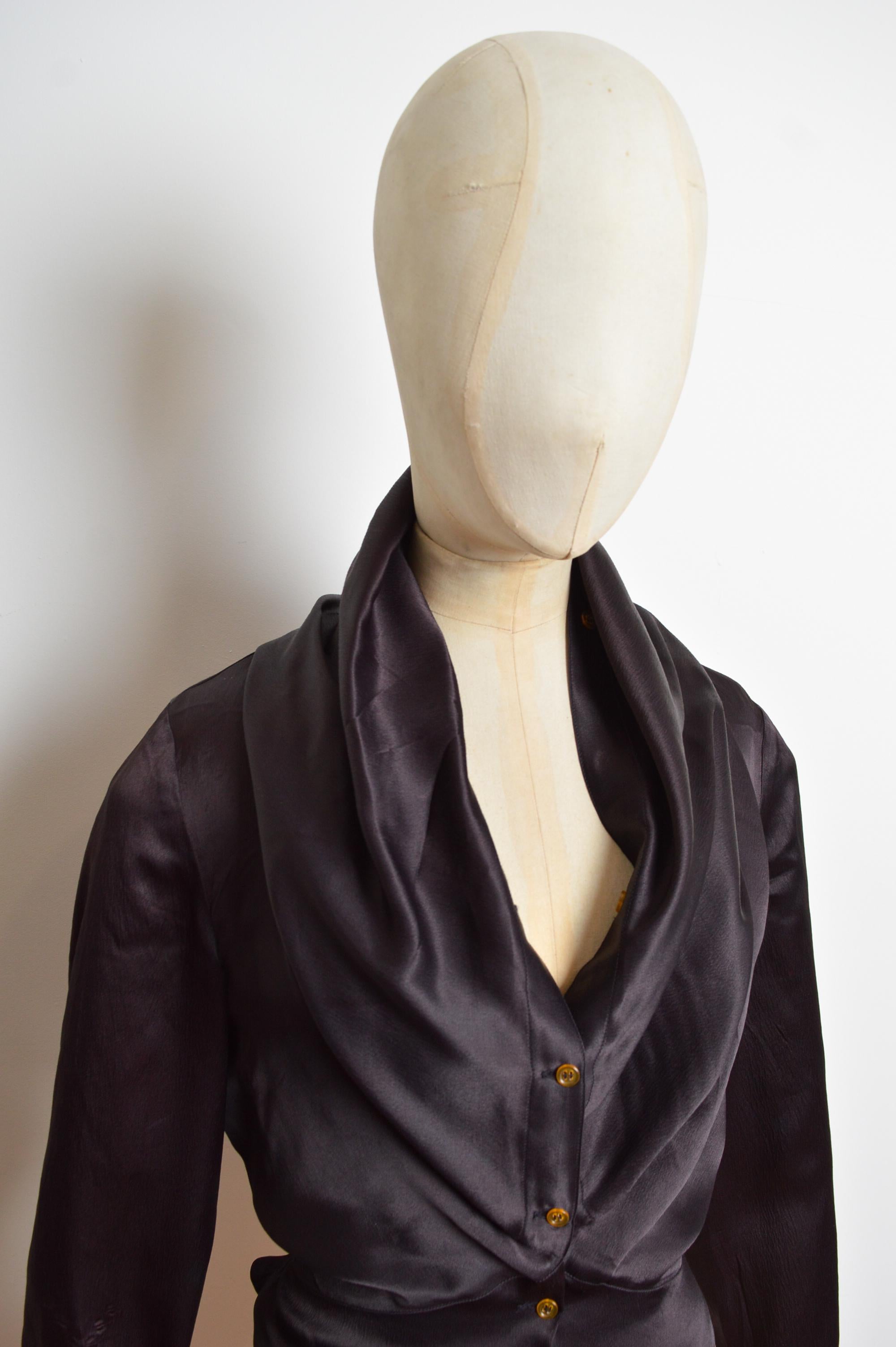 A/W 1996 Vivienne Westwood drapierte schwarze Satinbluse mit Knopfleiste durch Bluse - Hemd Damen im Angebot