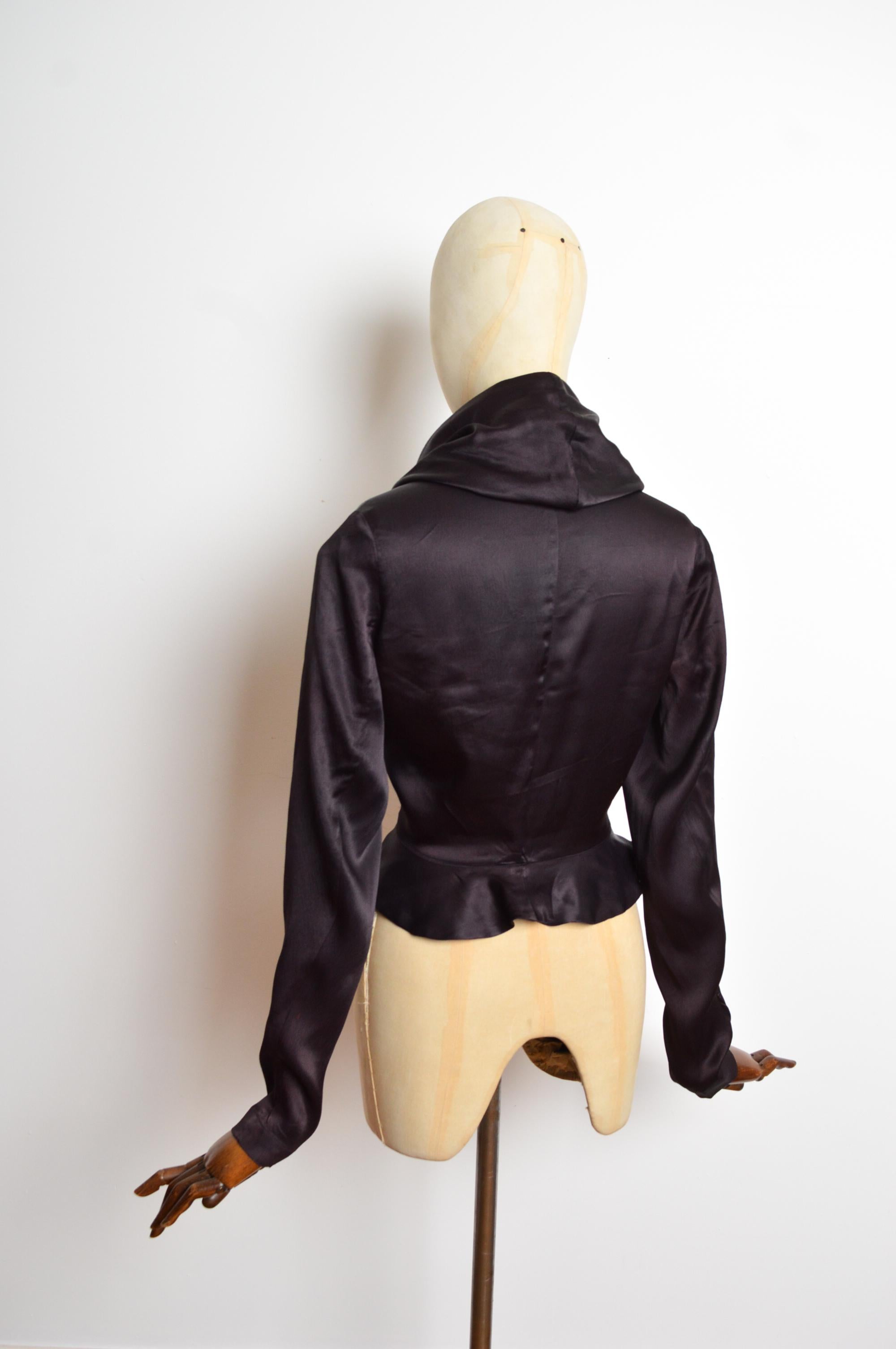 A/W 1996 Vivienne Westwood drapierte schwarze Satinbluse mit Knopfleiste durch Bluse - Hemd im Angebot 4