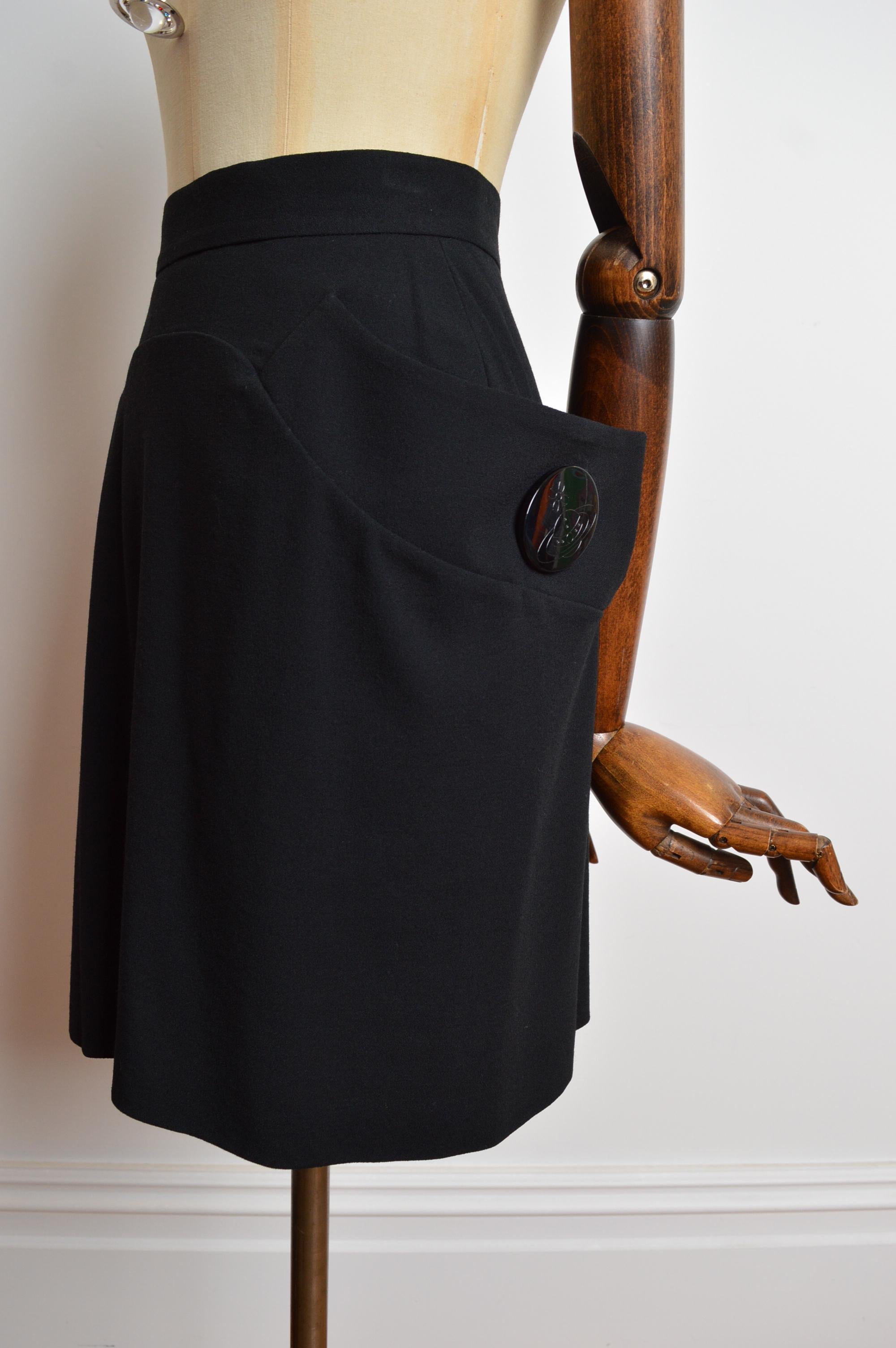 A/I 1998 1999 Vivienne Westwood Gonna nera con bottoni oversize. in vendita 11