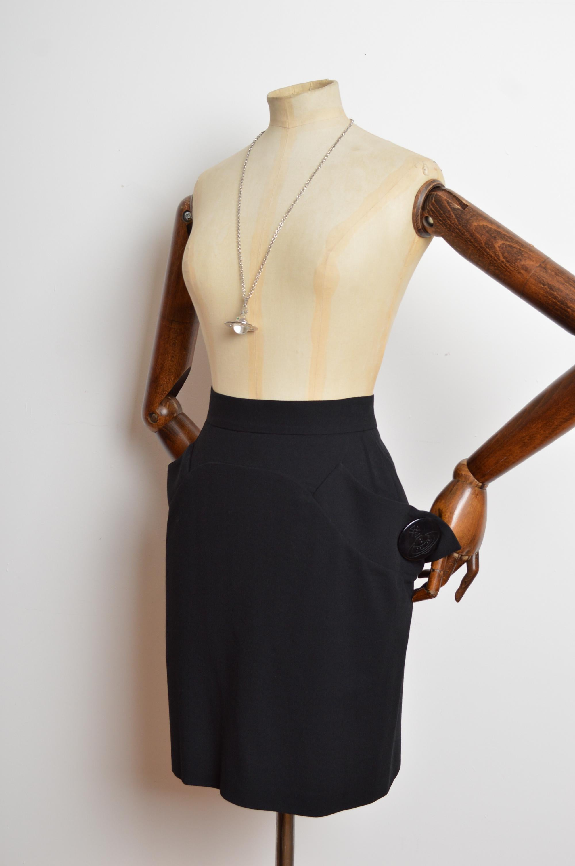 Donna A/I 1998 1999 Vivienne Westwood Gonna nera con bottoni oversize. in vendita