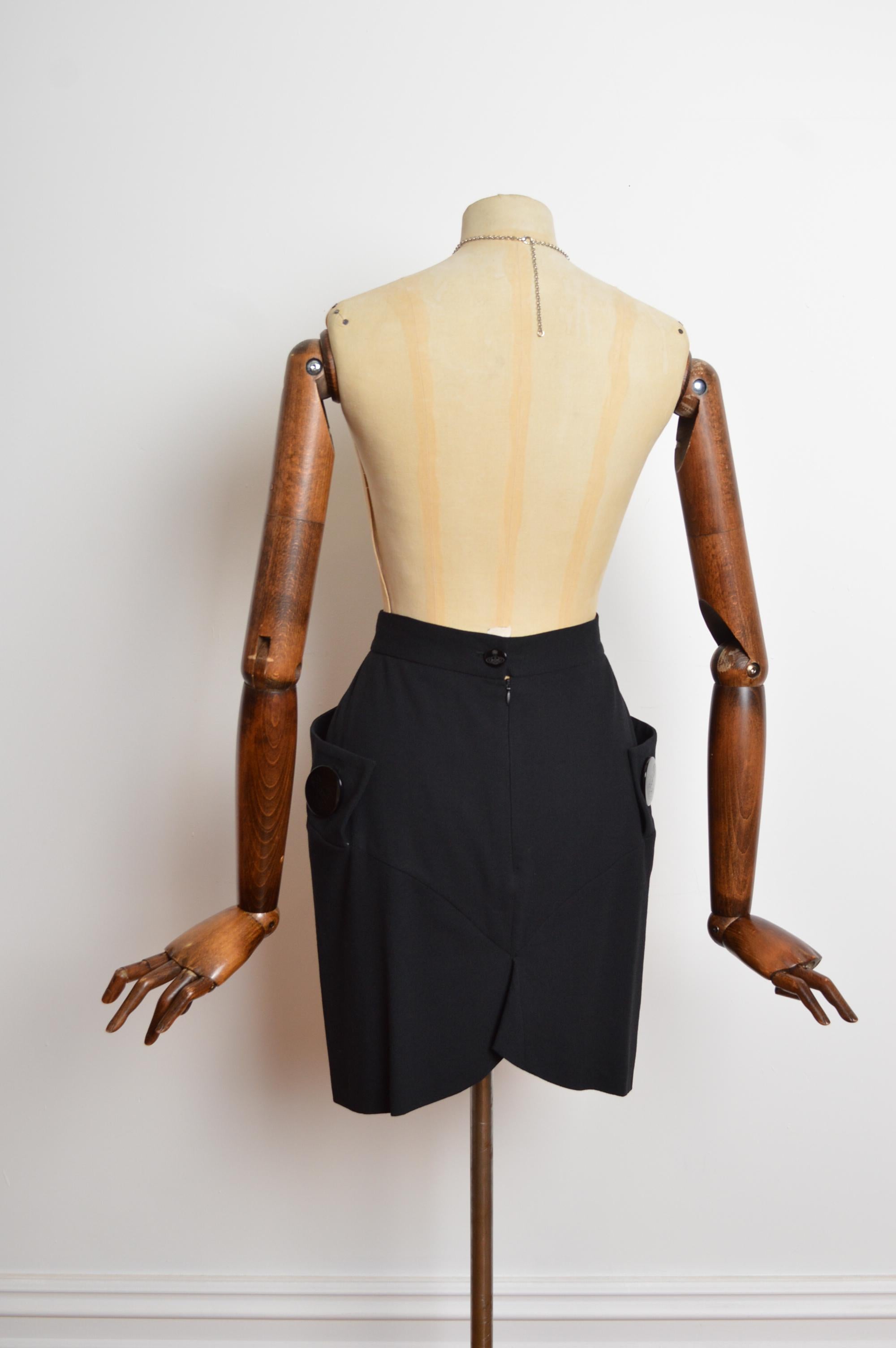 A/I 1998 1999 Vivienne Westwood Gonna nera con bottoni oversize. in vendita 3