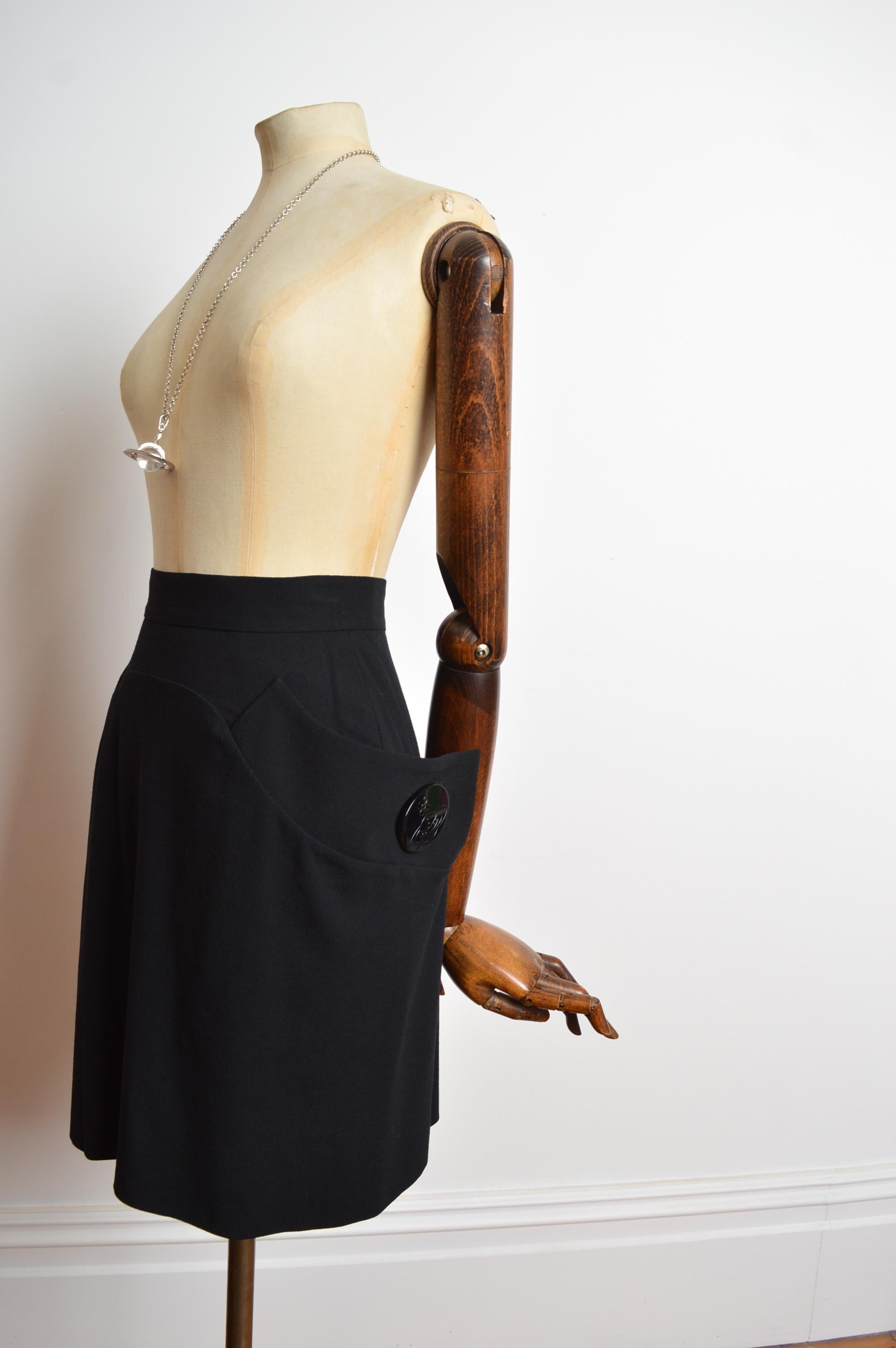 A/I 1998 1999 Vivienne Westwood Gonna nera con bottoni oversize. in vendita 4