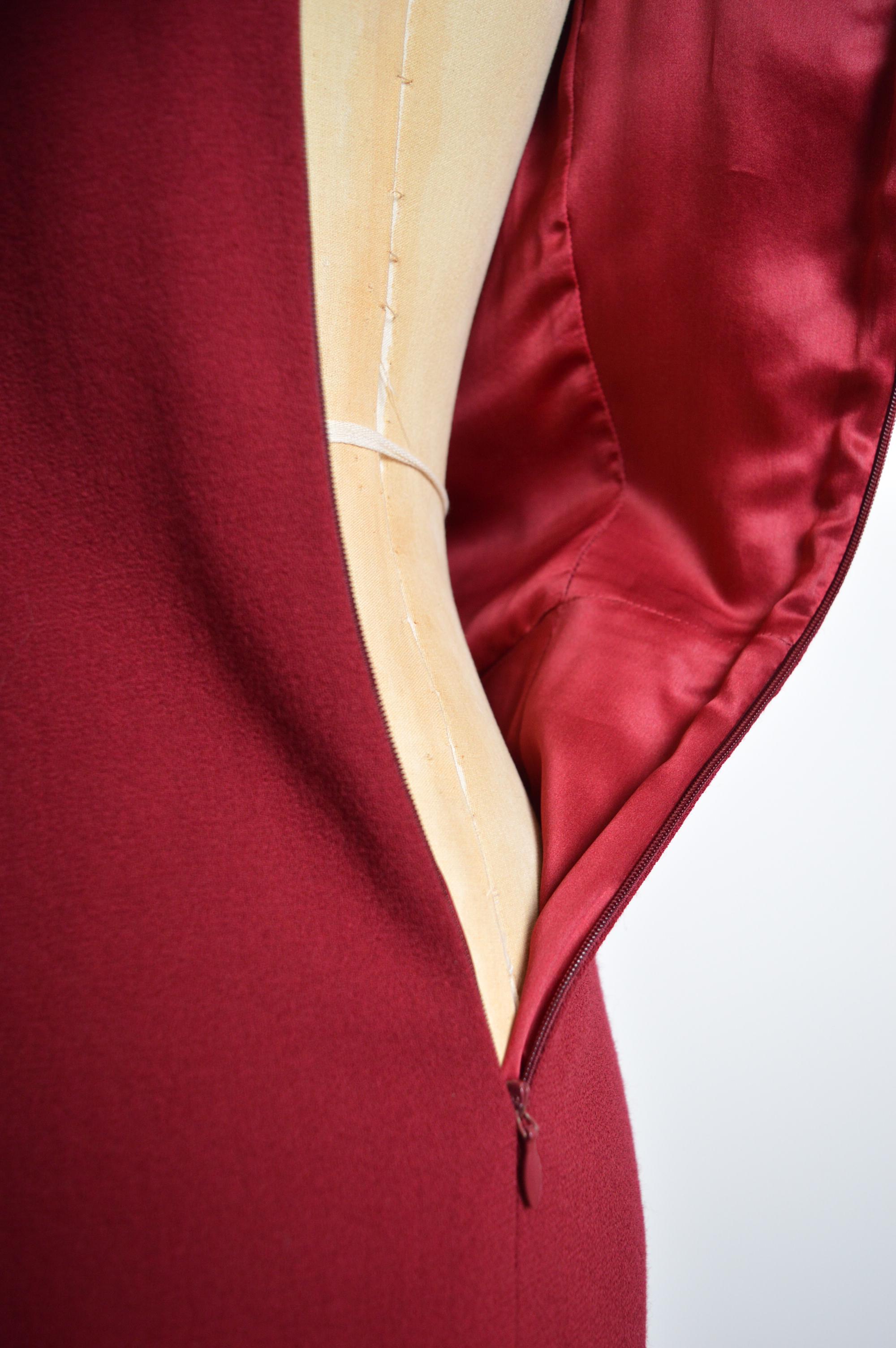 A/W 1999 John Galliano Granate Borgoña Cockerel vestido con cuello de plumas en venta 5